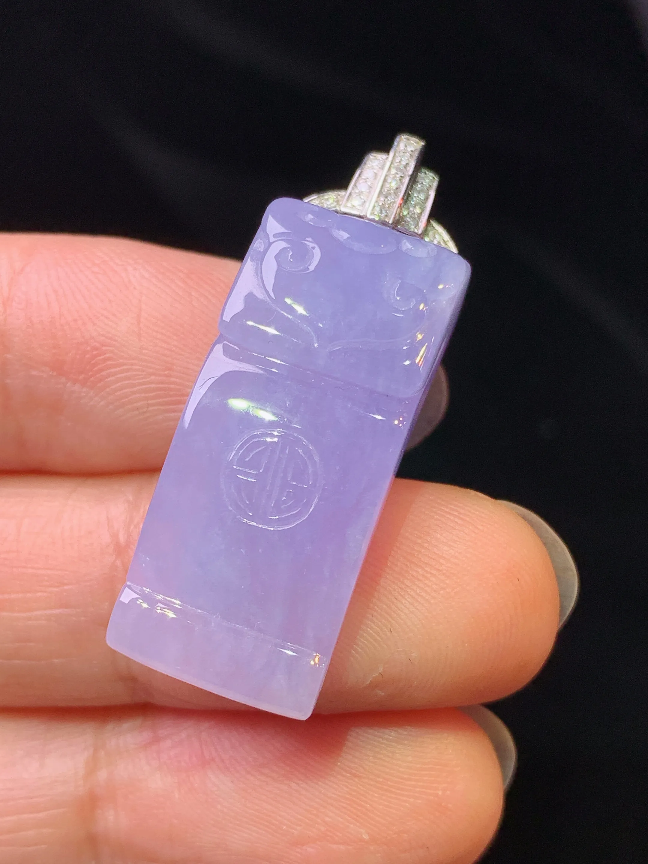 18k金钻镶嵌紫罗兰素牌吊坠 玉质细腻 色泽艳丽清新 整体尺寸34*12*8.5