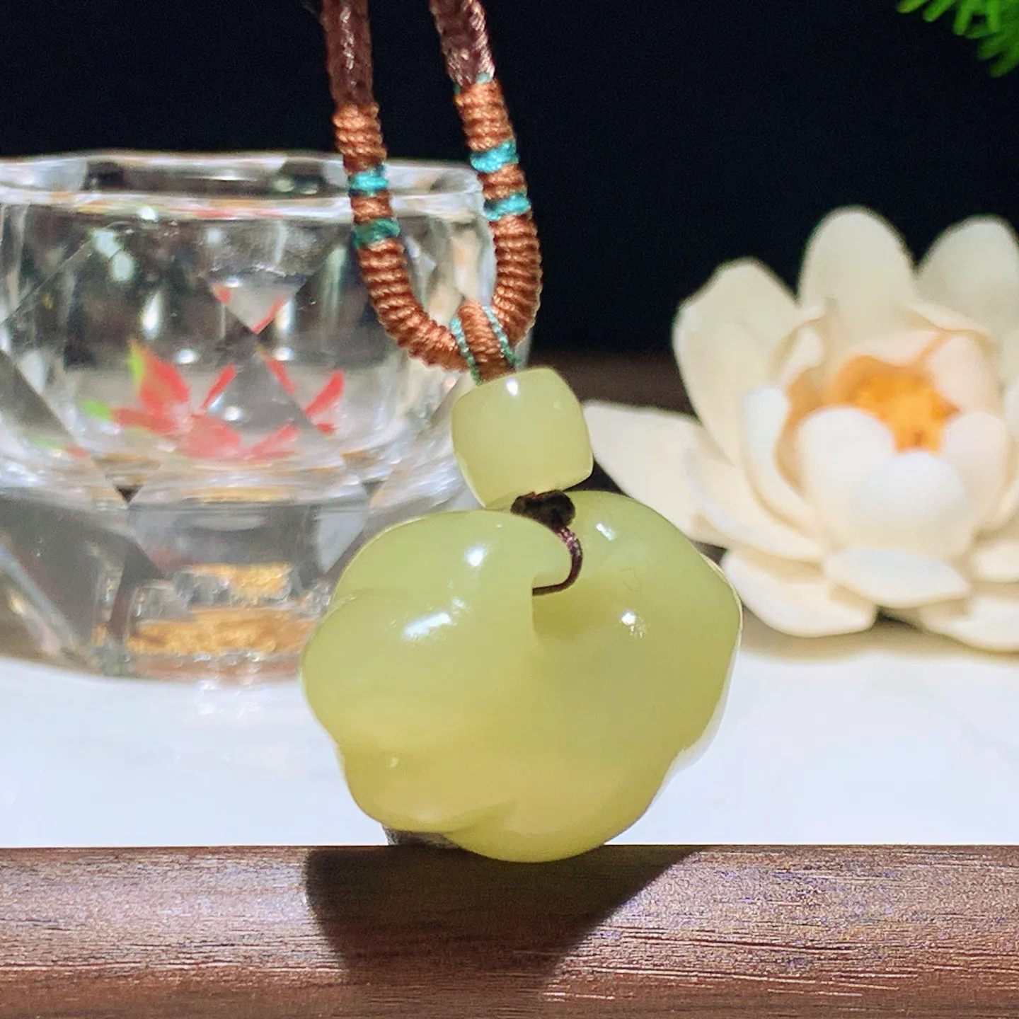 新疆和田玉若羌黄口料如意锁挂件。尺寸21/31/15重20克。玉质细腻油润。手推出油。佩戴高端典雅。