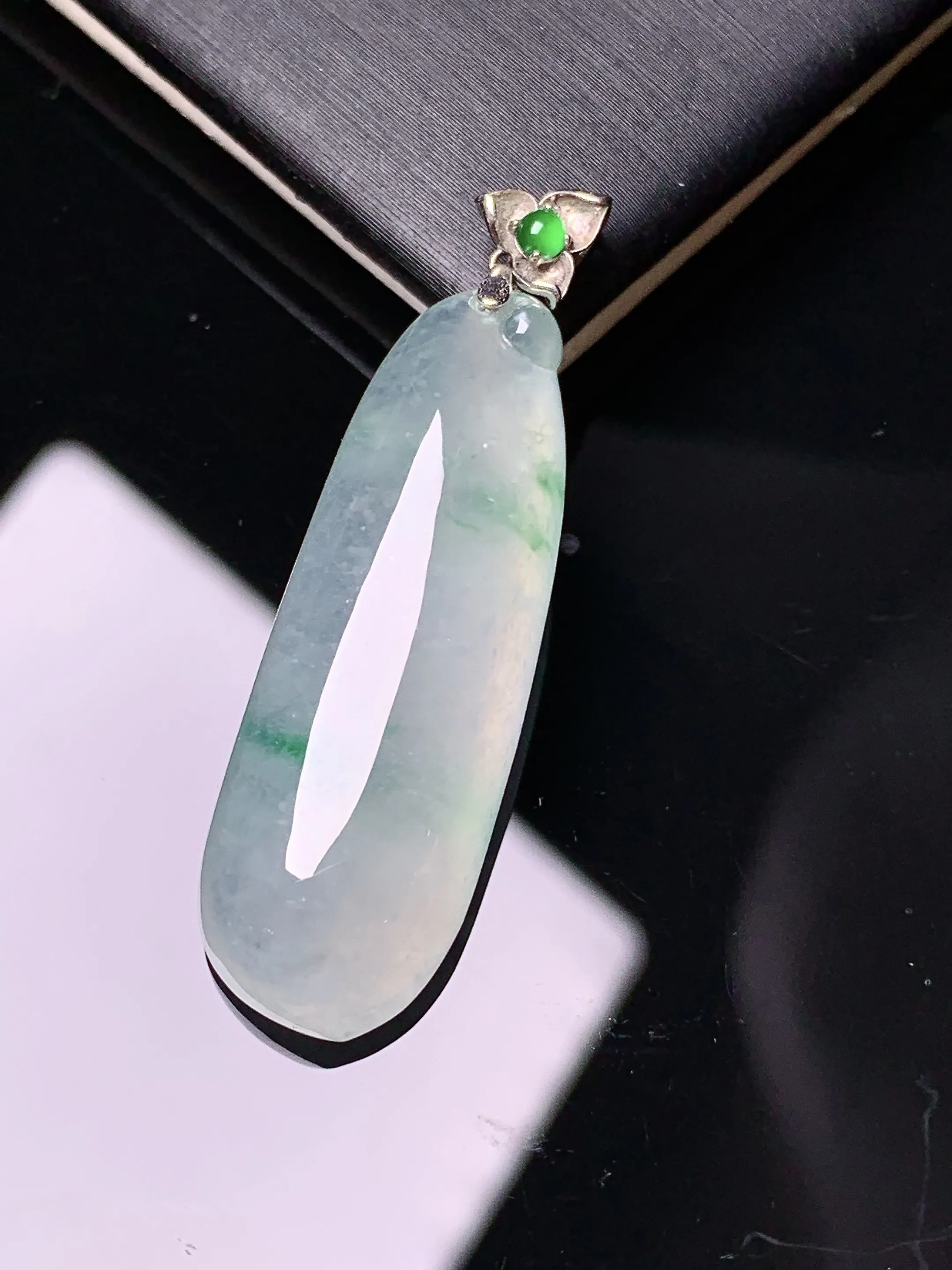 18k金镶嵌冰种飘绿福瓜吊坠 玉质细腻 色泽艳丽清新 整体尺寸40.2*11.6*7.6