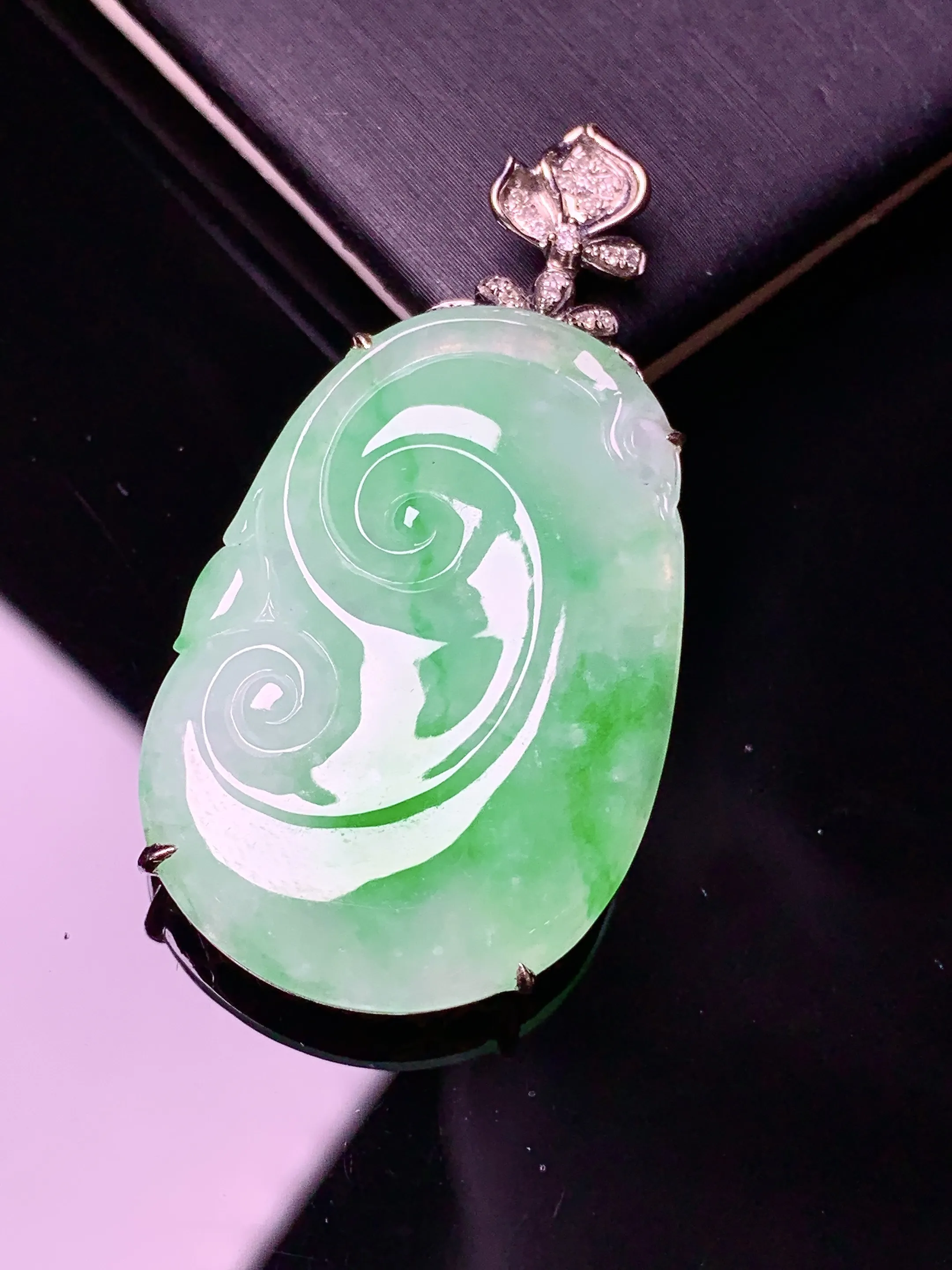 18k金钻镶嵌翠绿如意吊坠 玉质细腻 色泽艳丽清新 整体尺寸42.6*22.3*6