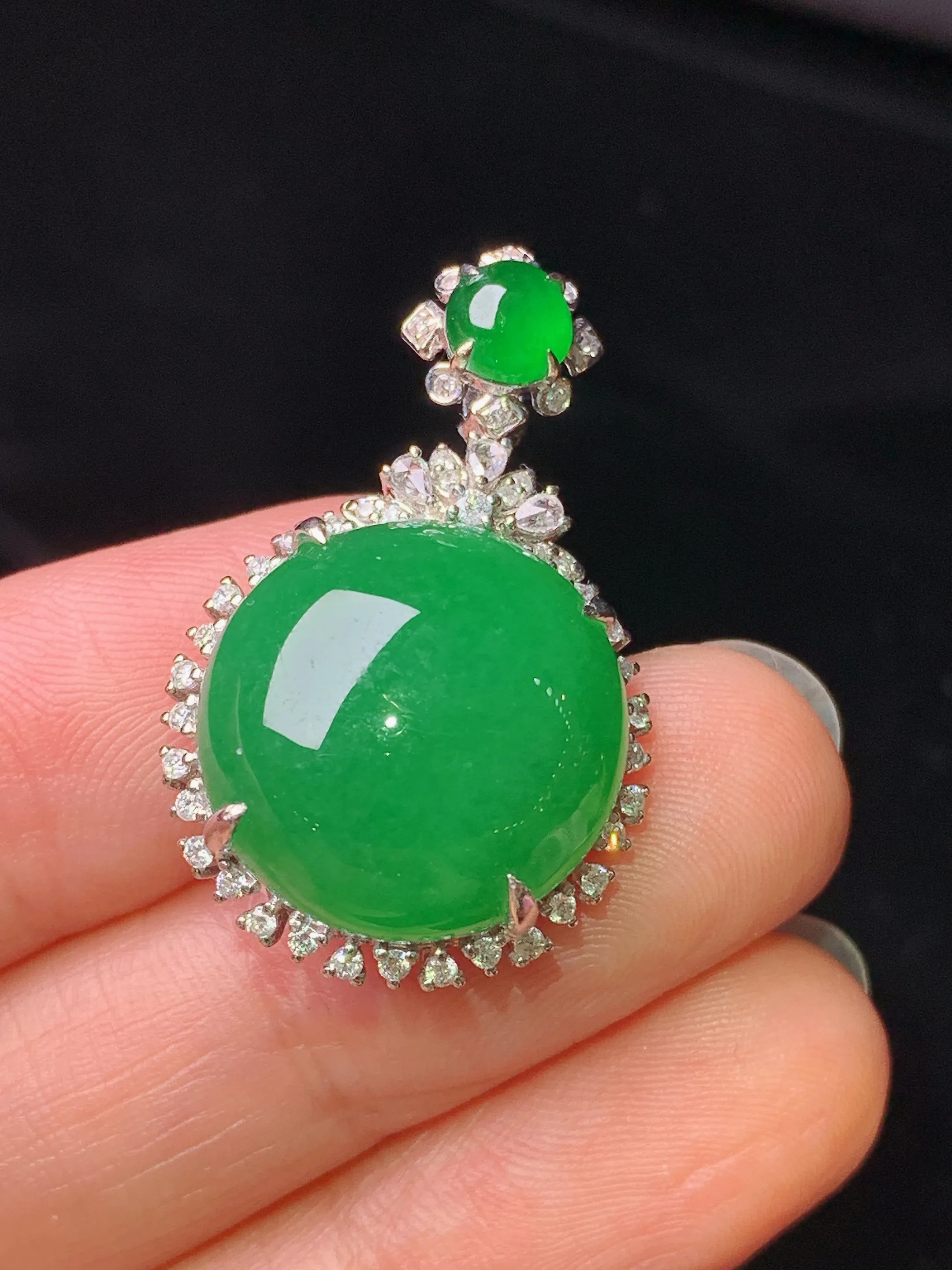 18k金钻镶嵌满绿蛋面吊坠 玉质细腻 色泽艳丽清新 整体尺寸30.5*19.2*10.2