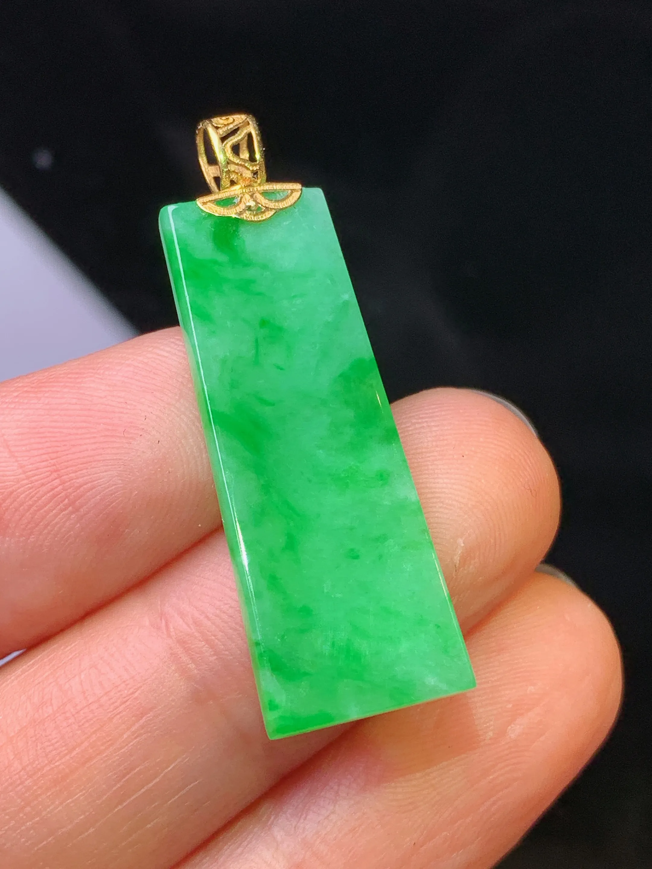 18k金镶嵌翠绿无事牌吊坠 玉质细腻 色泽艳丽清新 整体尺寸35.7*11.5*2.7