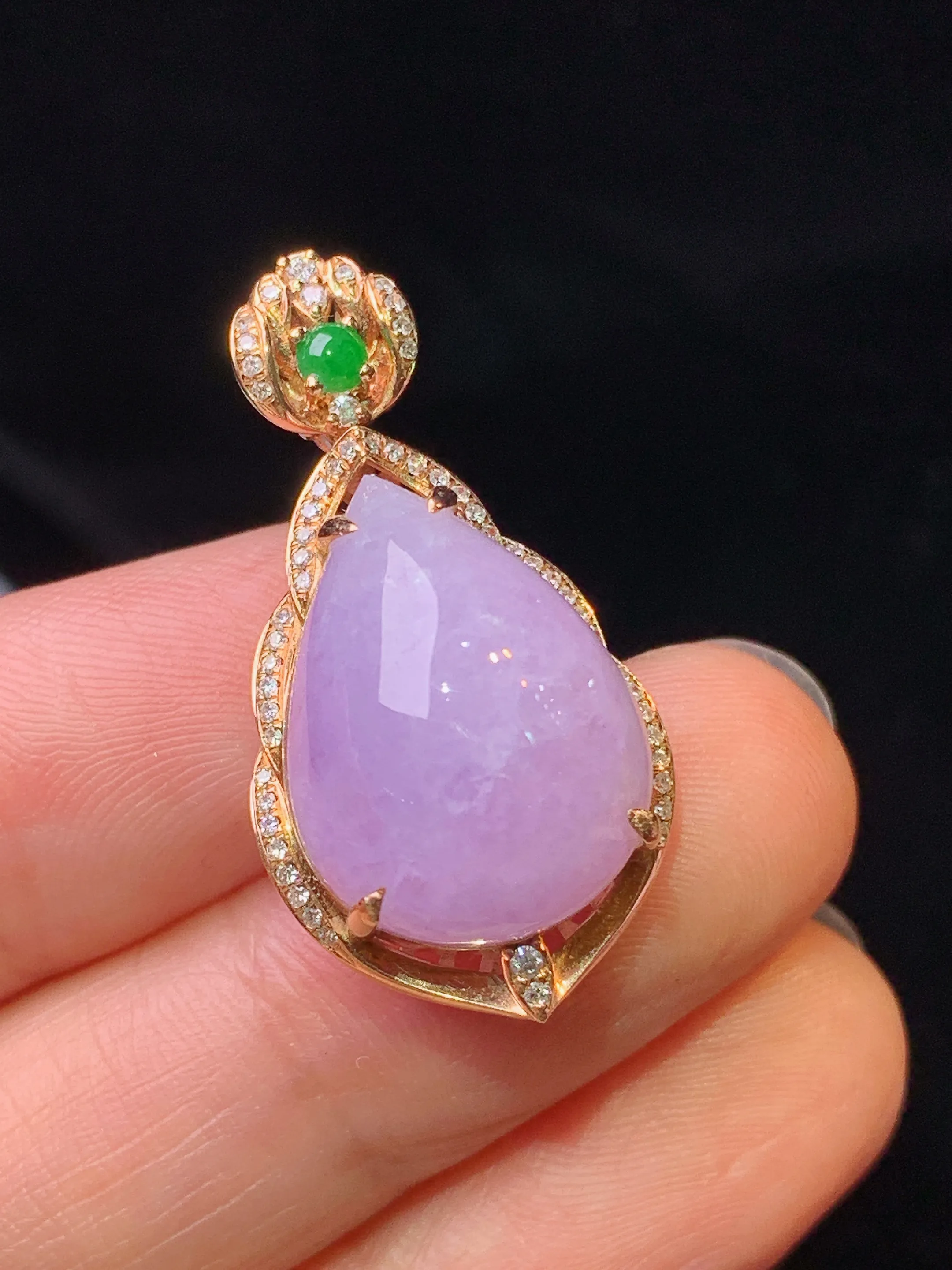 18k金钻镶嵌紫罗兰水滴吊坠 玉质细腻 色泽艳丽清新 整体尺寸30.2*15.5*12.2