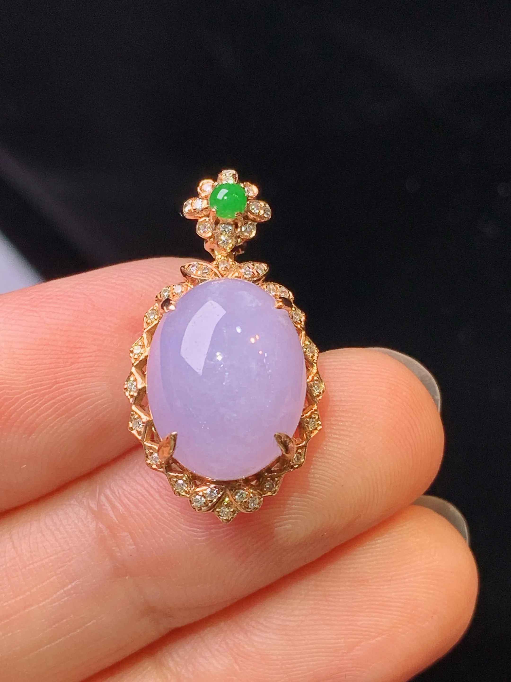 18k金钻镶嵌紫罗兰蛋面吊坠 玉质细腻 色泽艳丽清新 整体尺寸24.3*13.5*9.8