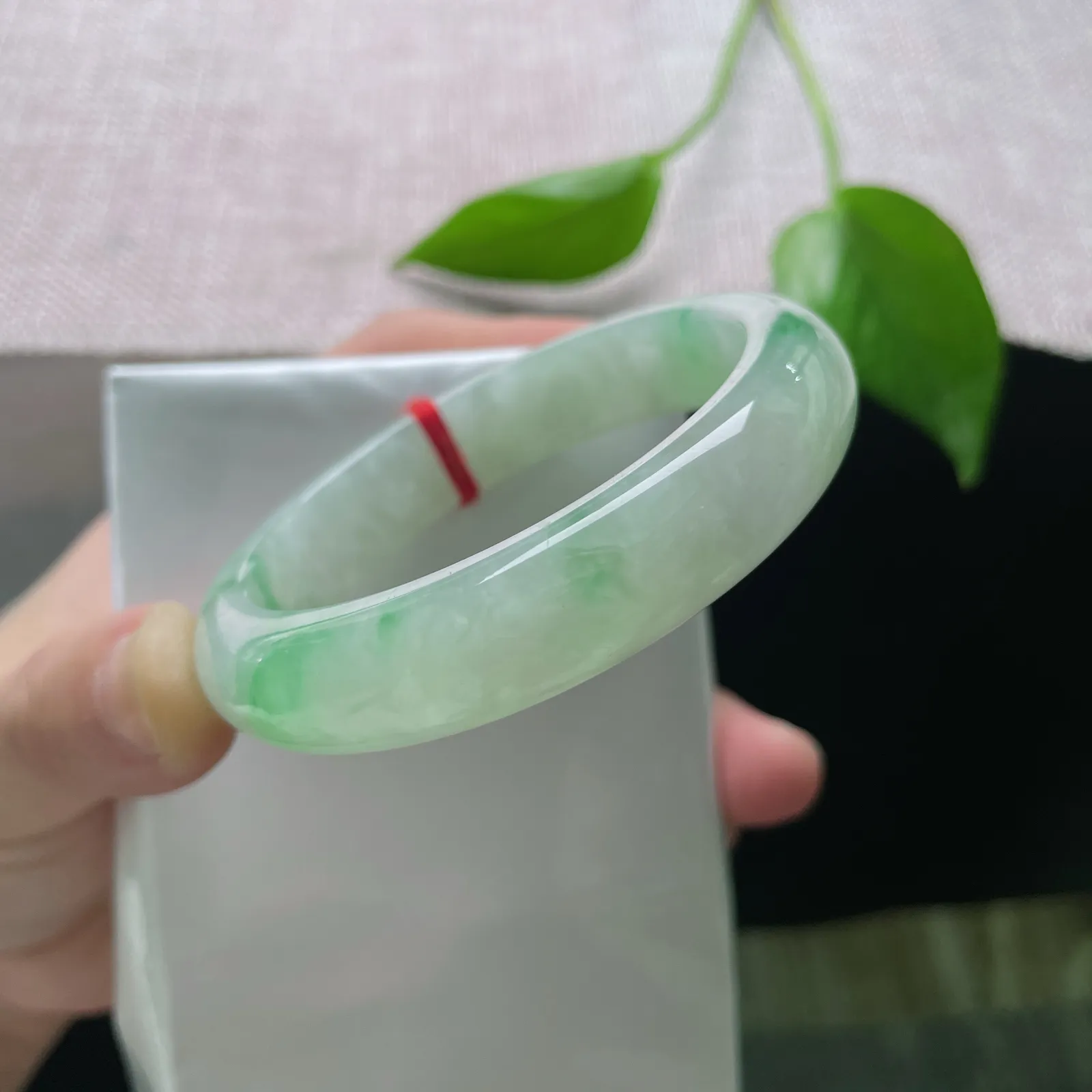 秒杀价#53.8/12.6/8，飘阳绿正圈，种老，晶莹剔透，翠色娇艳欲滴，晶体纹