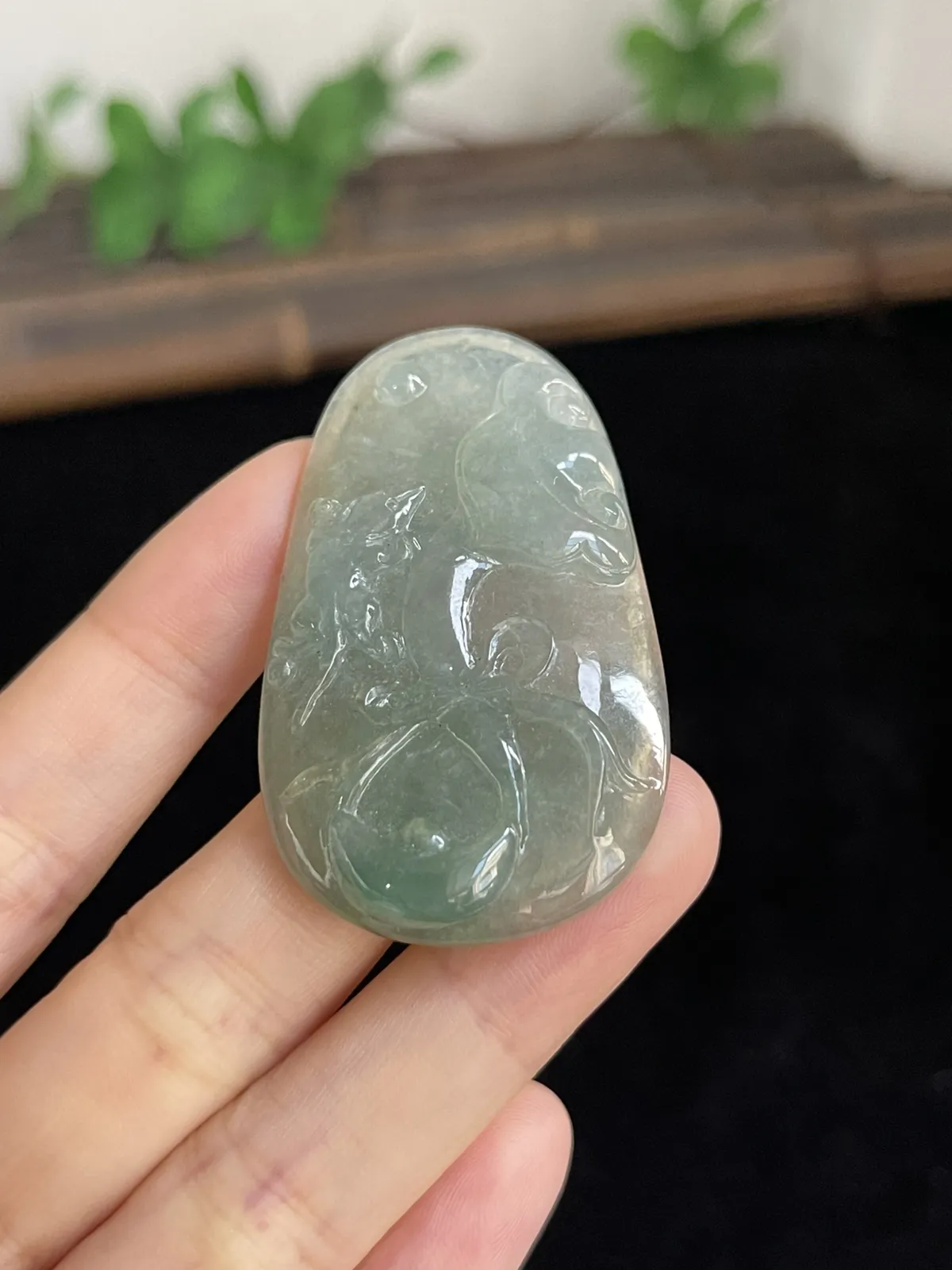 冰种淡绿色，精雕工，花鸟虫鱼，翡翠吊坠