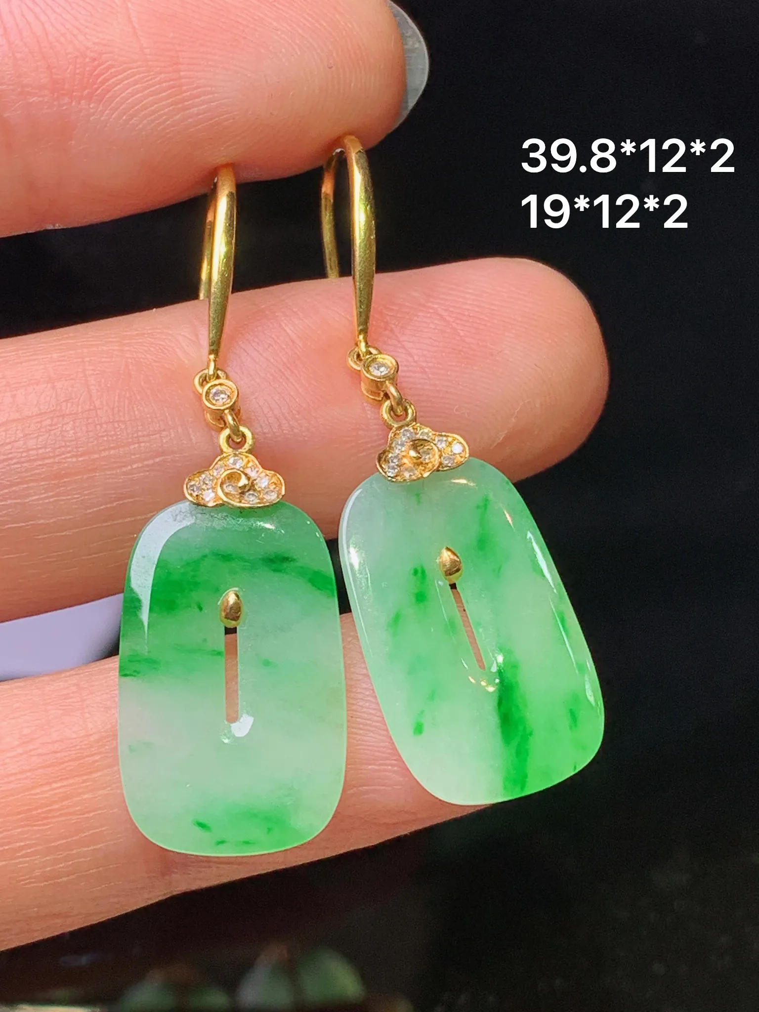 18k金钻镶嵌飘绿平安扣耳坠 玉质细腻 色泽艳丽清新 整体尺寸39.8*12*2