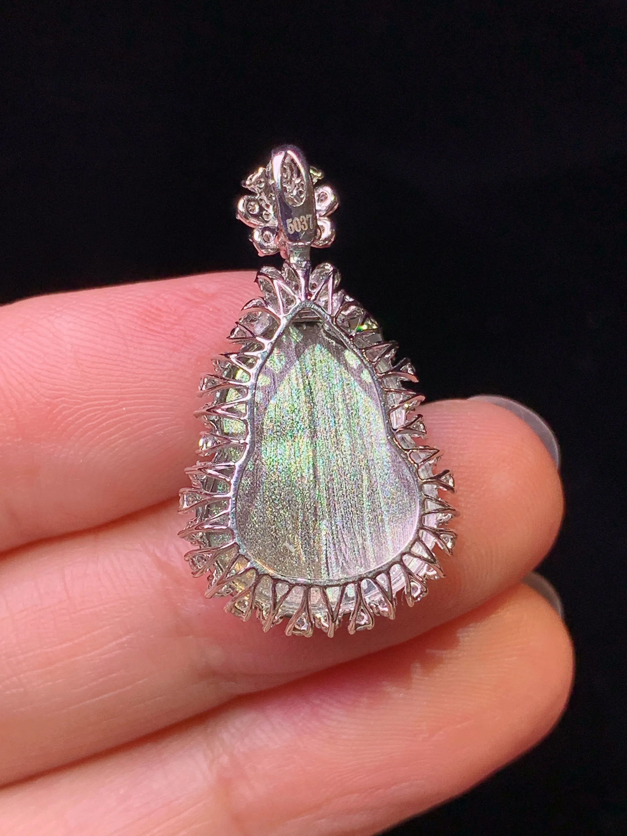 18k金钻镶嵌满绿葫芦吊坠 玉质细腻 色泽艳丽清新 整体尺寸28.6*16.5*8