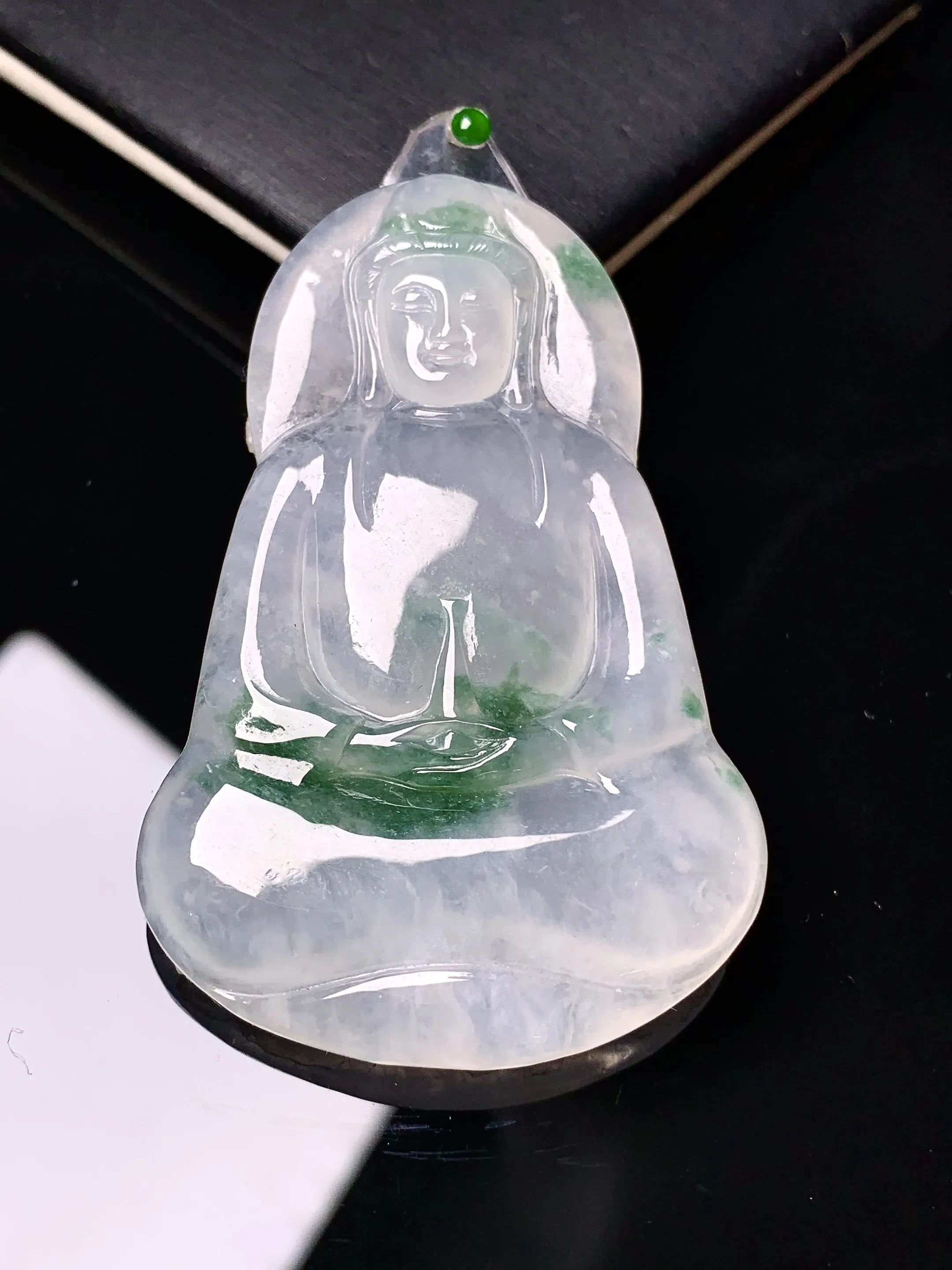 镶嵌款 飘绿素衣观音菩萨吊坠 玉质细腻 色泽艳丽清新 整体尺寸56.6*36.8*5.5