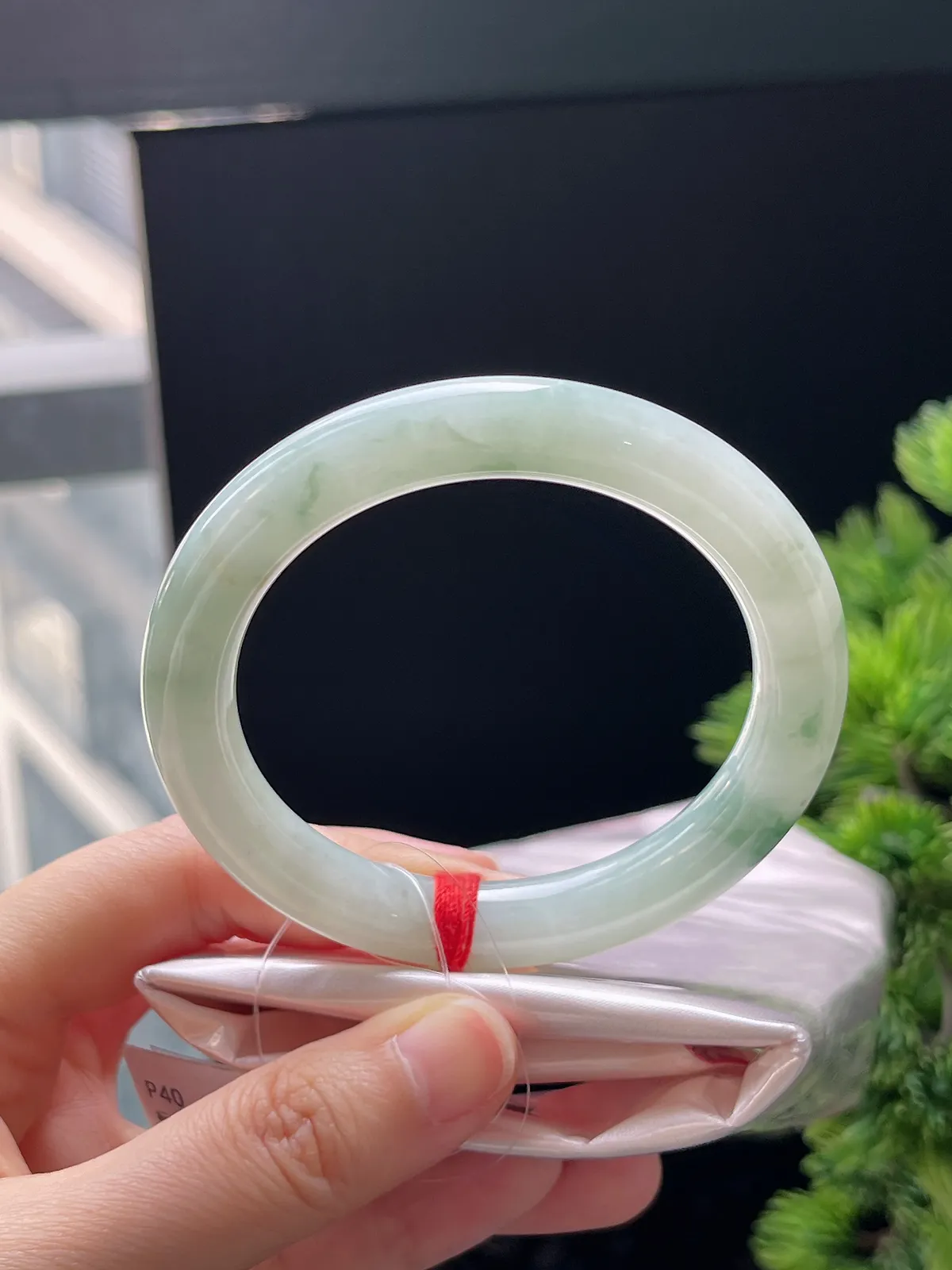 圆镯53.3圈口，翡翠糯化种飘绿手镯