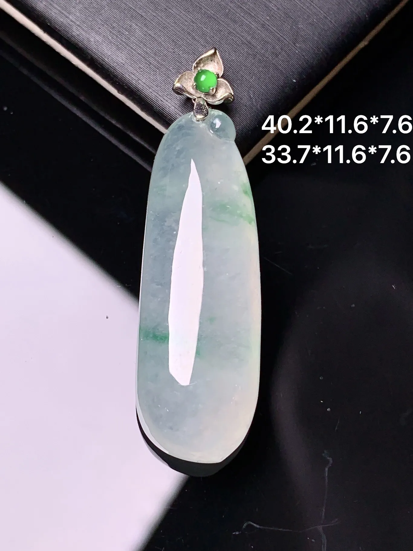 18k金镶嵌冰种飘绿福瓜吊坠 玉质细腻 色泽艳丽清新 整体尺寸40.2*11.6*7.6