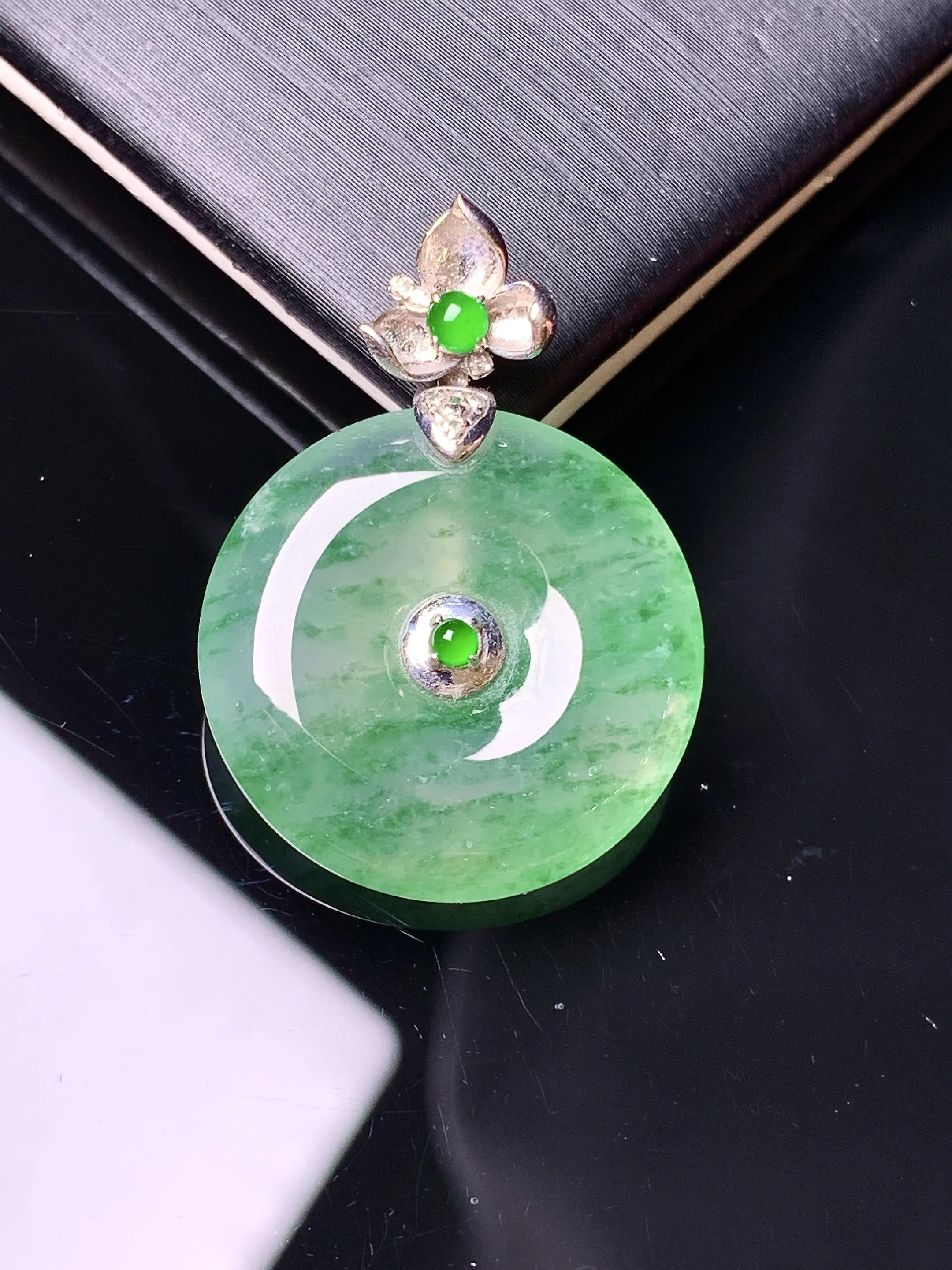 18k金钻镶嵌翠绿平安扣吊坠 玉质细腻 色泽艳丽清新 整体尺寸28.5*20.5*4.8
