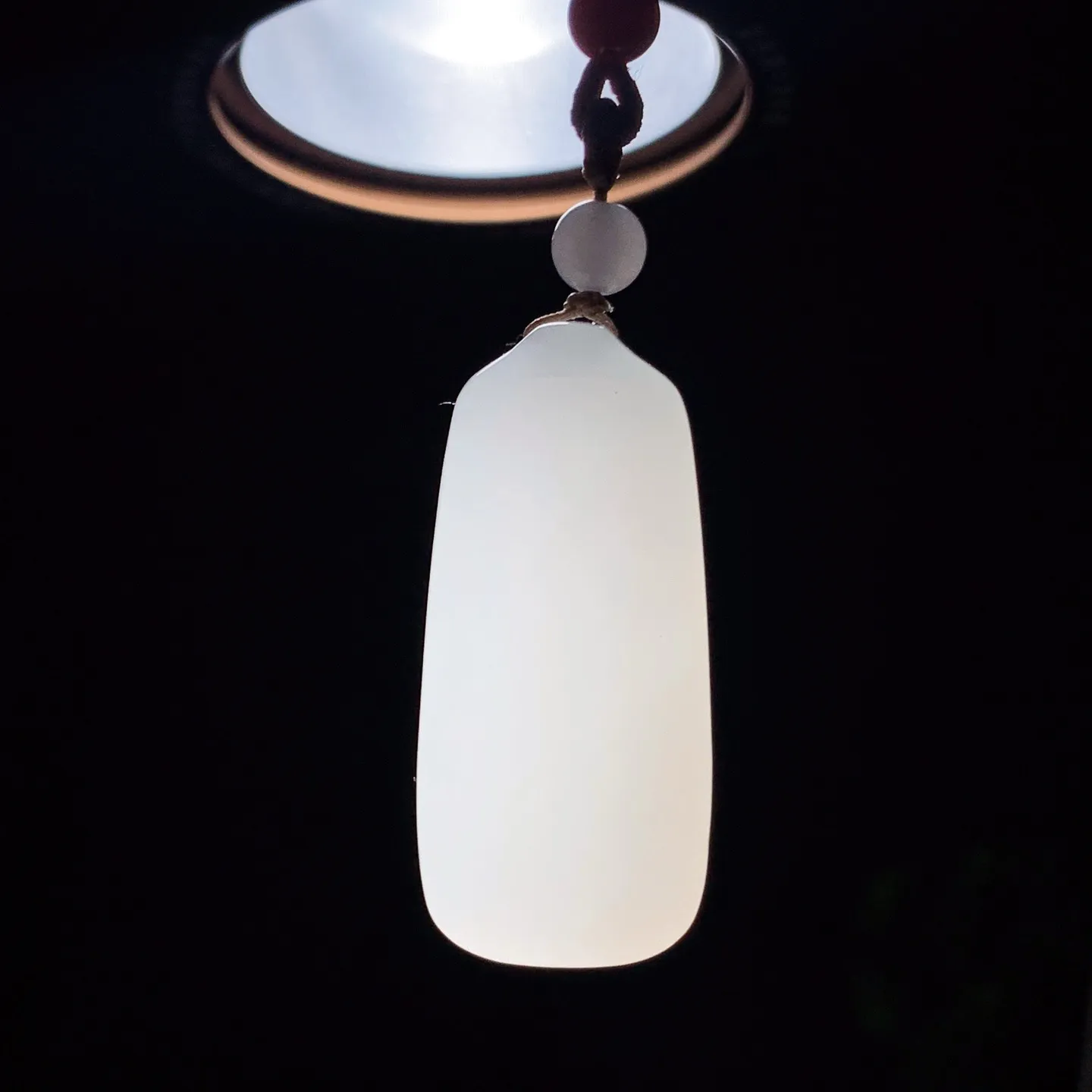 和田玉白玉平安无事牌挂件 尺寸41/19/11重22克。玉质细腻油润。手推出油。佩戴高端典雅。lt260206