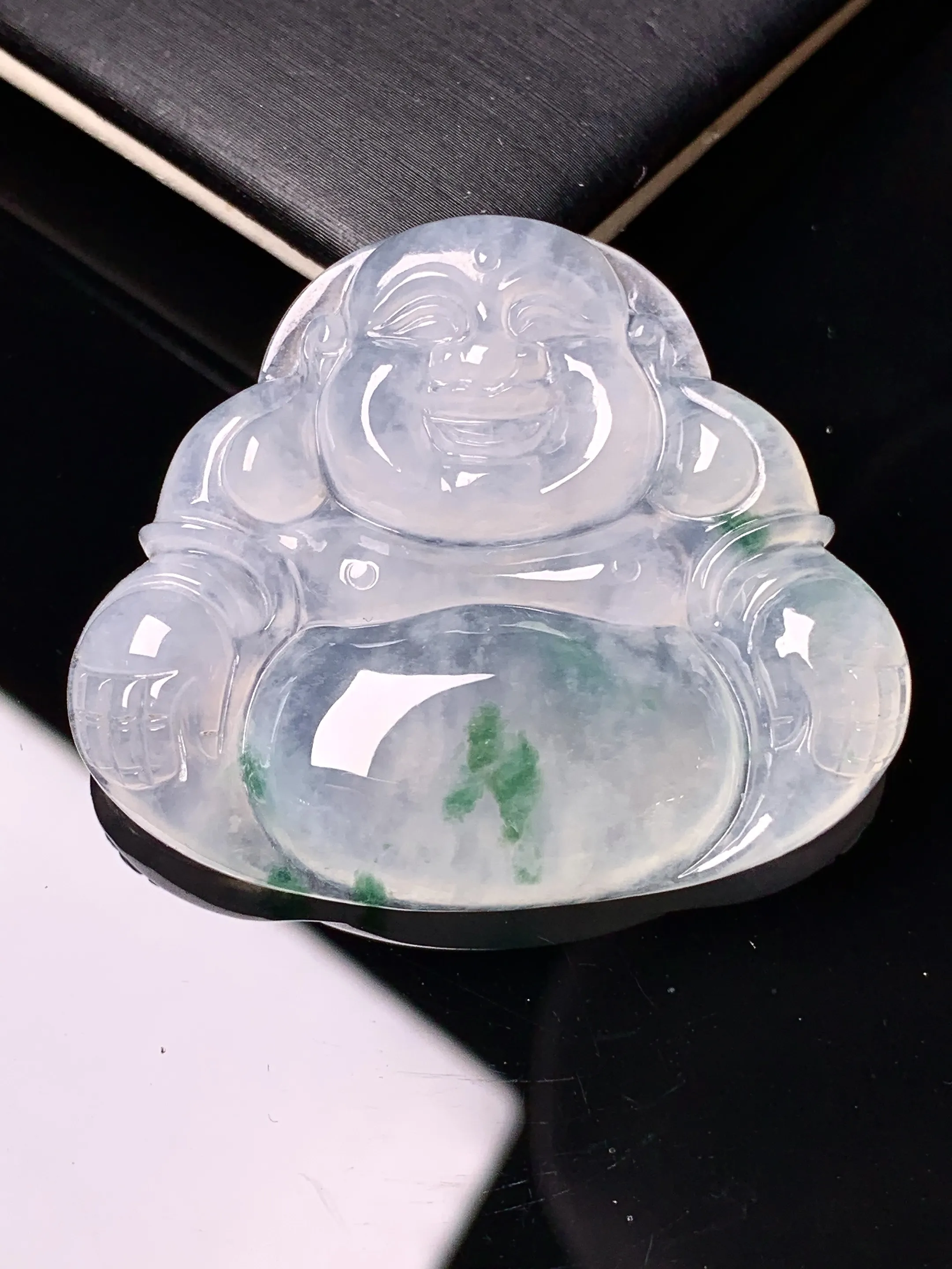 冰种飘绿佛公吊坠 玉质细腻 色泽艳丽清新 整体尺寸35.2*41.6*6