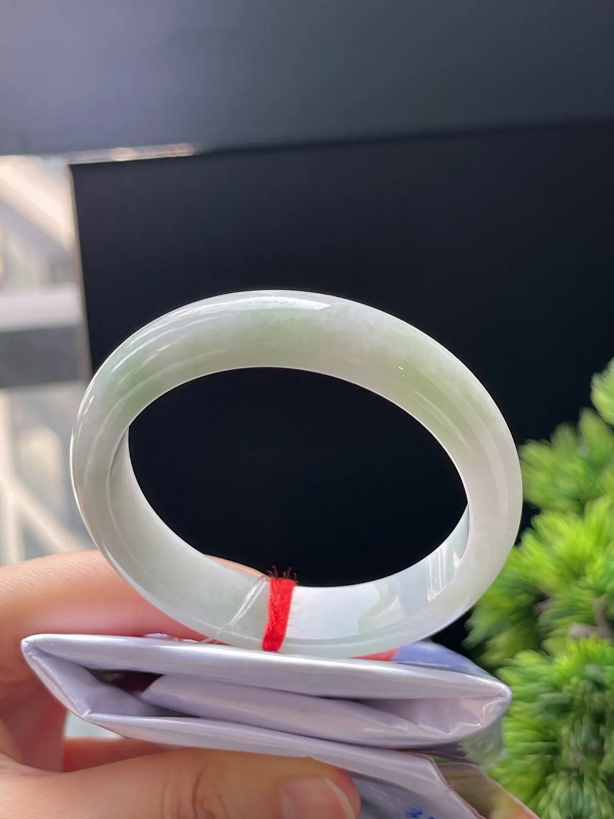 正圈52.8圈口，翡翠糯化种淡绿色手镯