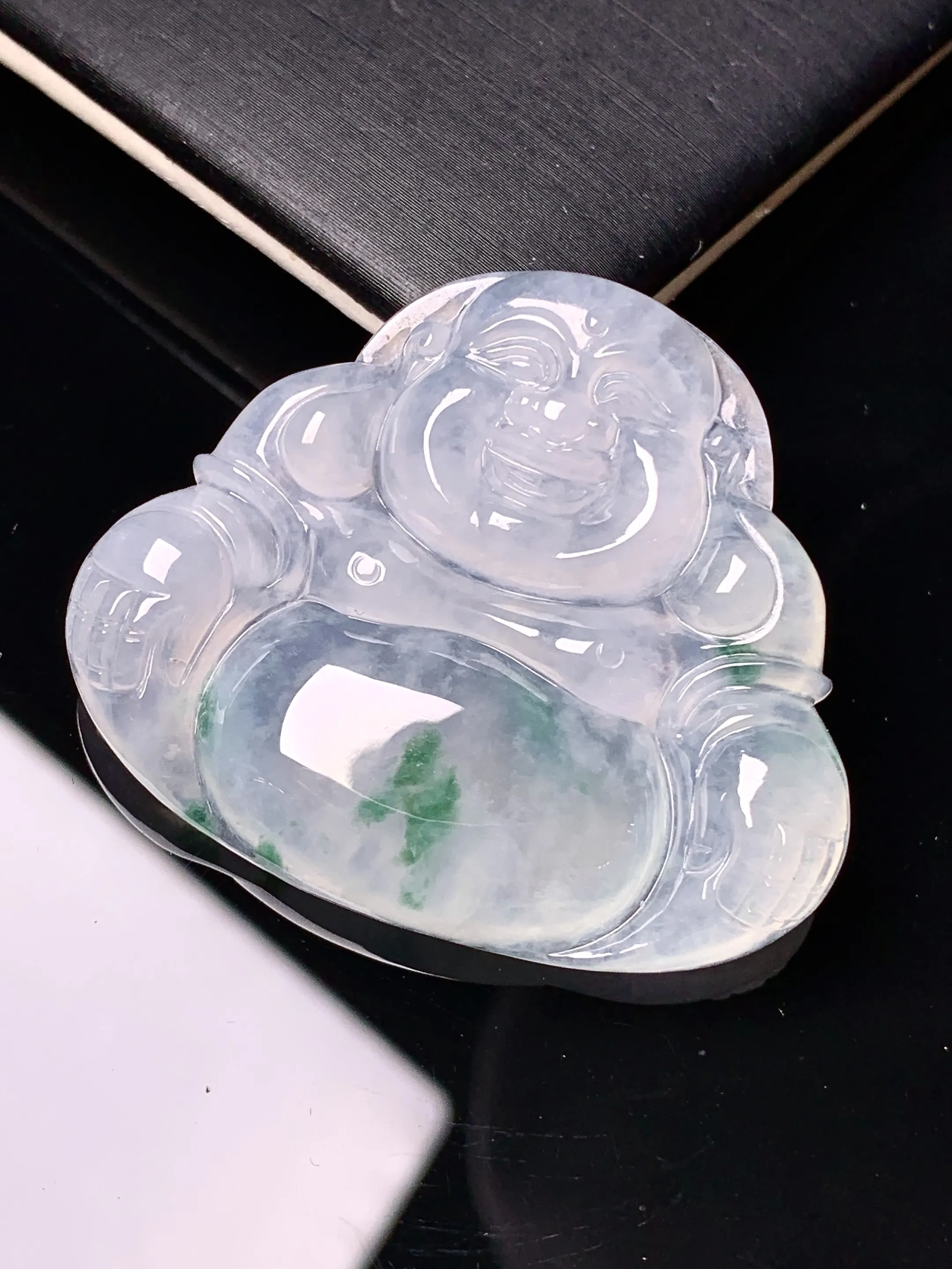 冰种飘绿佛公吊坠 玉质细腻 色泽艳丽清新 整体尺寸35.2*41.6*6