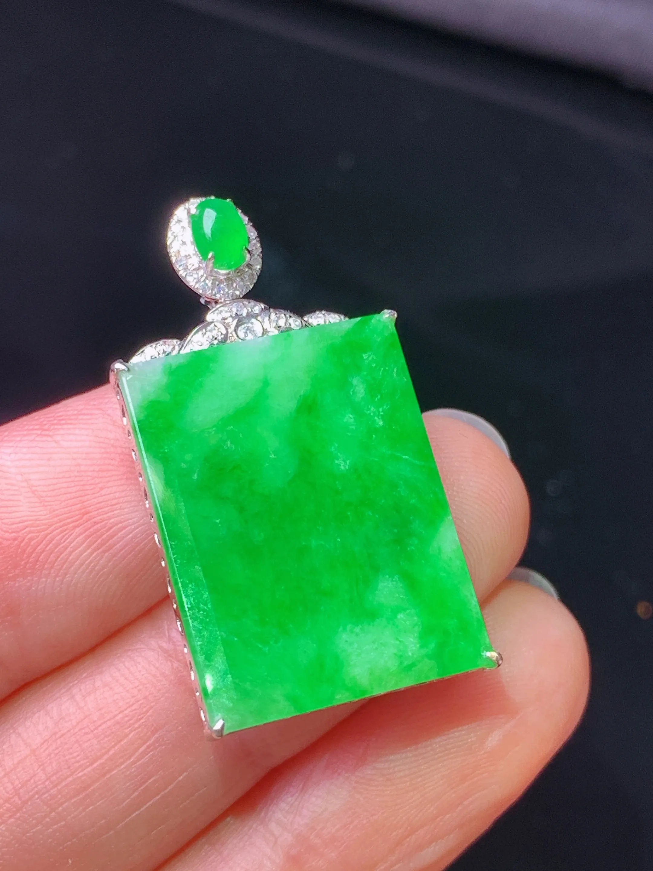 18k金钻镶嵌翠绿无事牌吊坠 玉质细腻 色泽艳丽清新 整体尺寸32.5*17.6*6