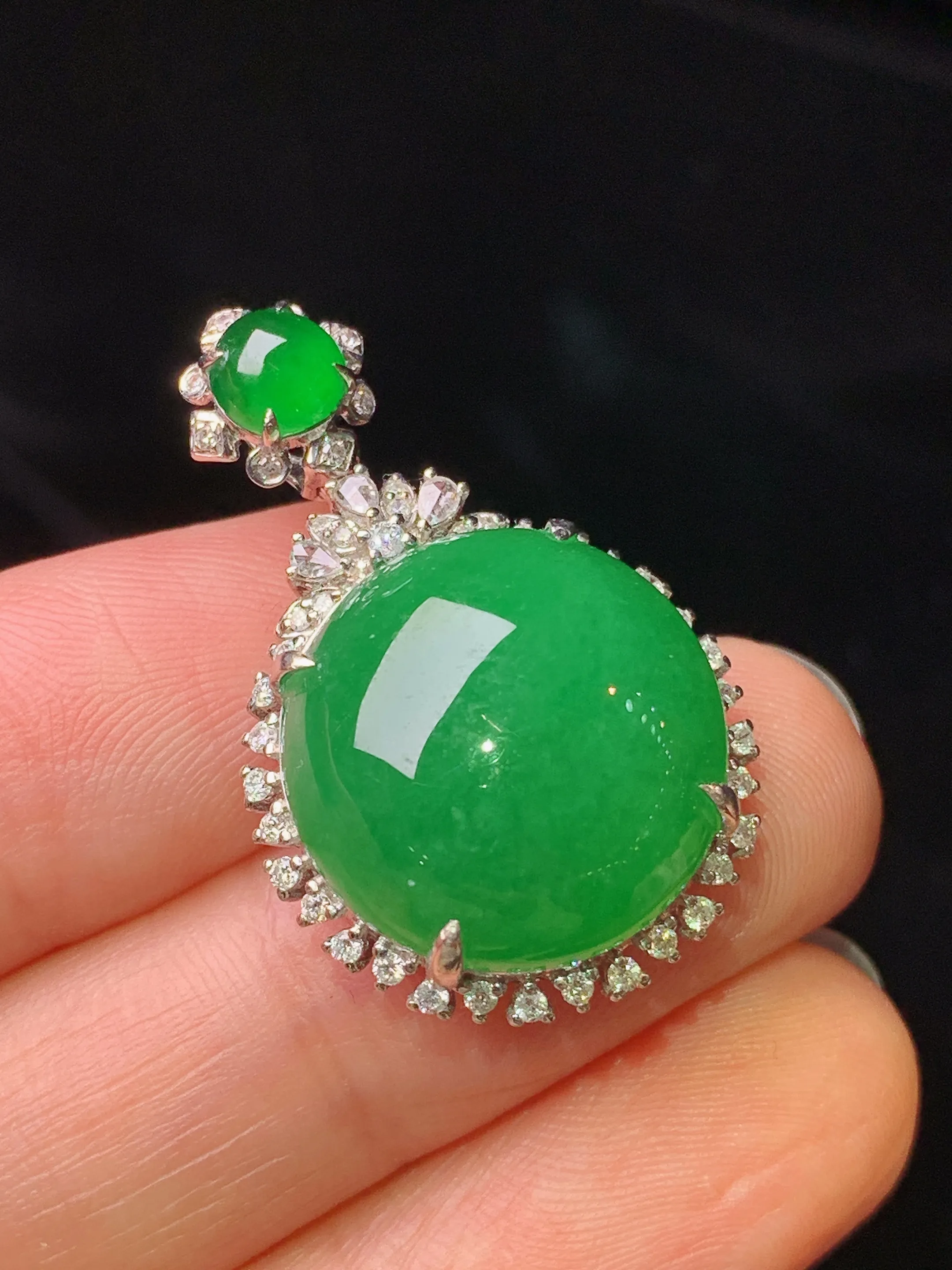 18k金钻镶嵌满绿蛋面吊坠 玉质细腻 色泽艳丽清新 整体尺寸30.5*19.2*10.2