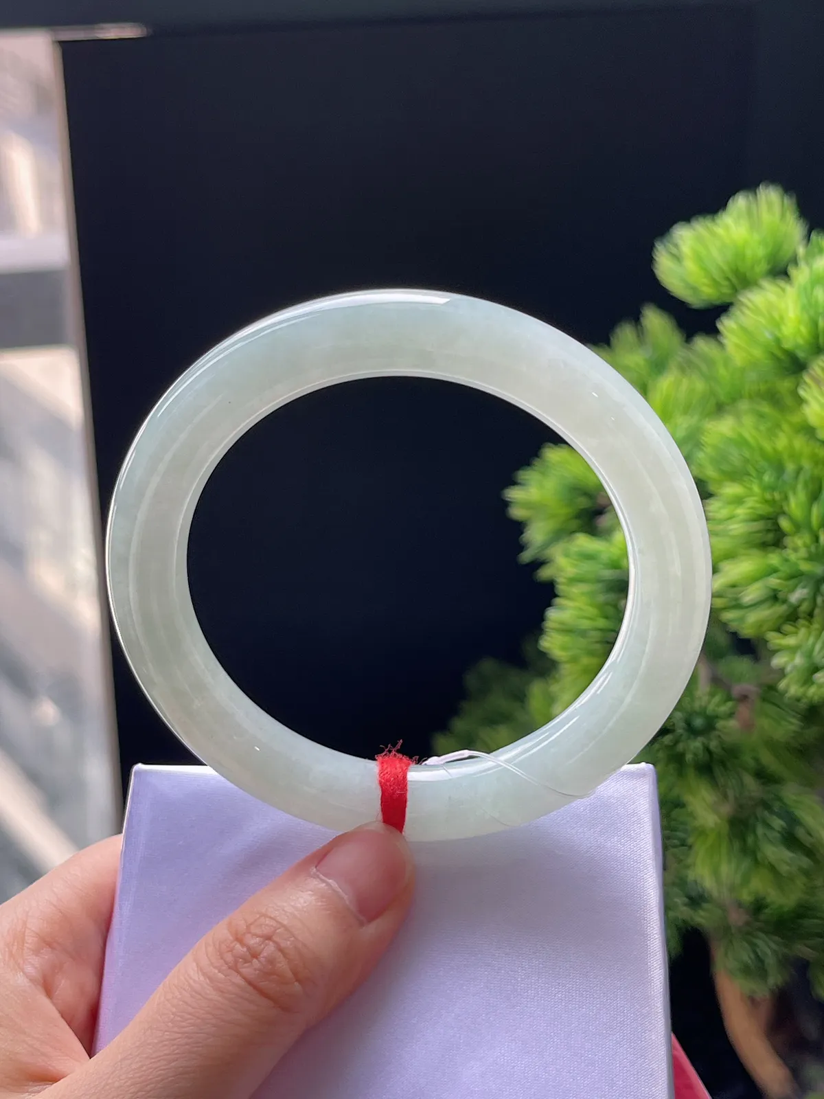 圆镯58圈口，翡翠冰糯种淡绿色手镯