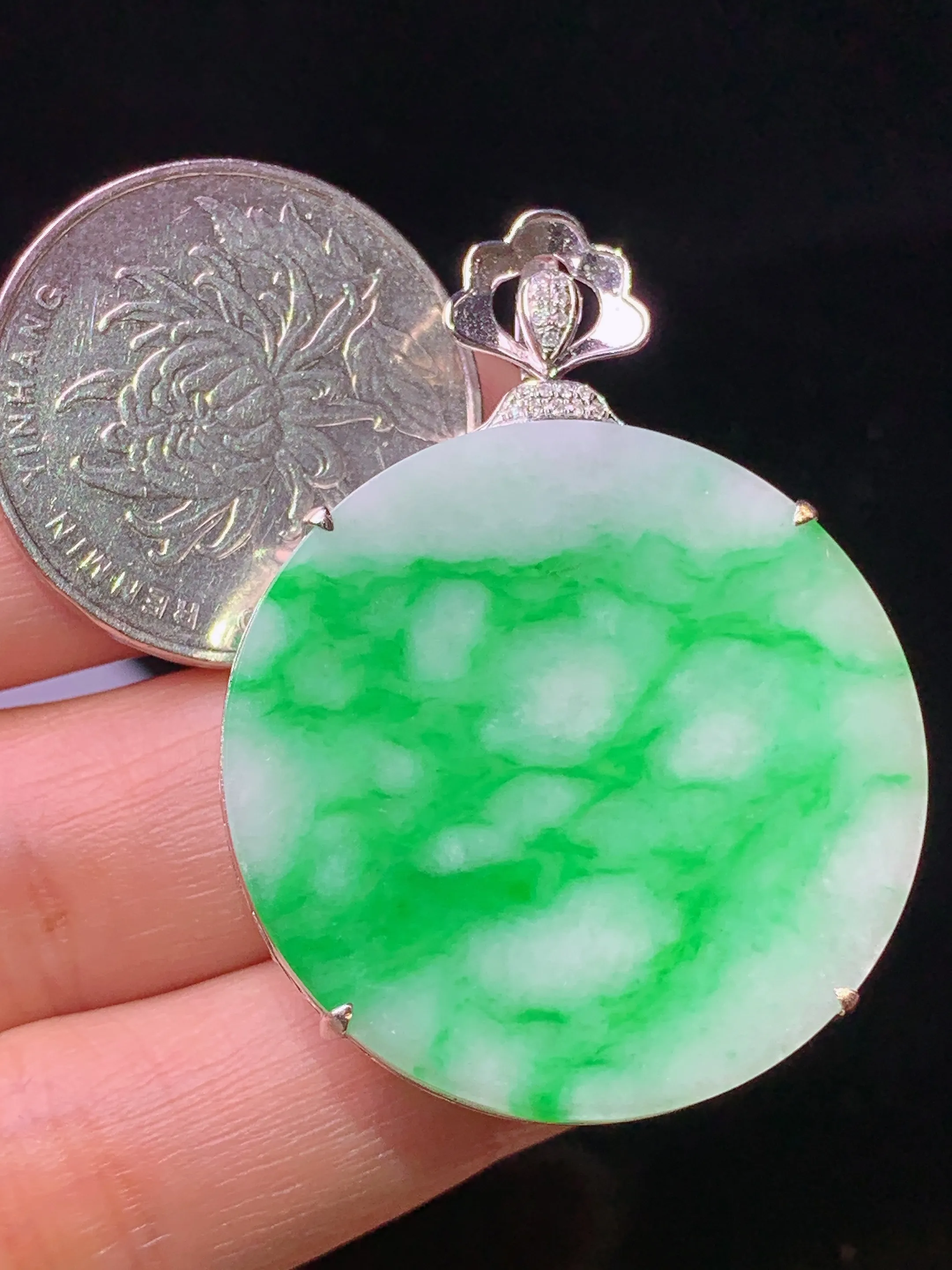 18k金钻镶嵌飘绿圆牌吊坠 玉质细腻 色泽艳丽清新 整体尺寸44.2*32.7*8
