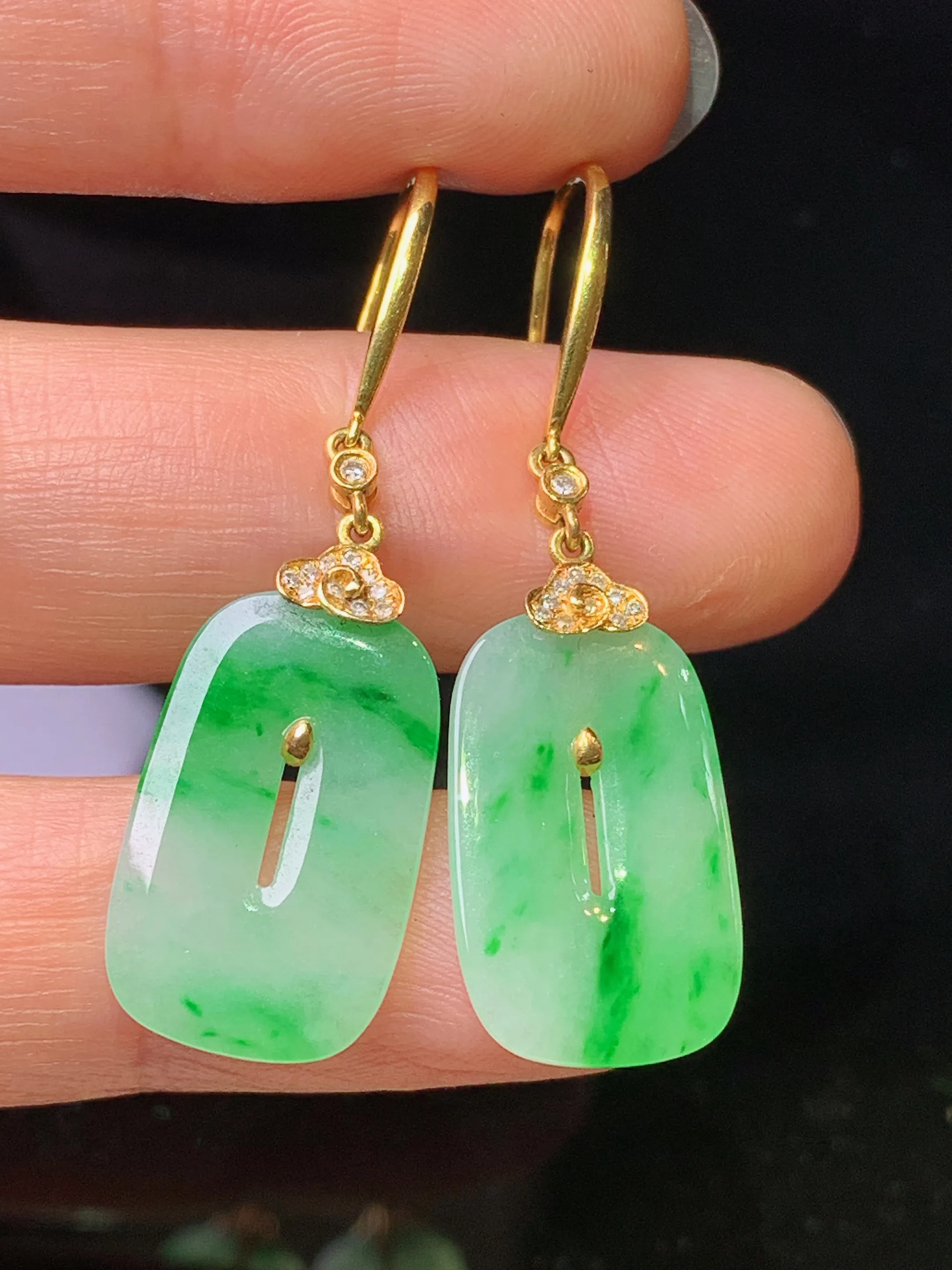 18k金钻镶嵌飘绿平安扣耳坠 玉质细腻 色泽艳丽清新 整体尺寸39.8*12*2
