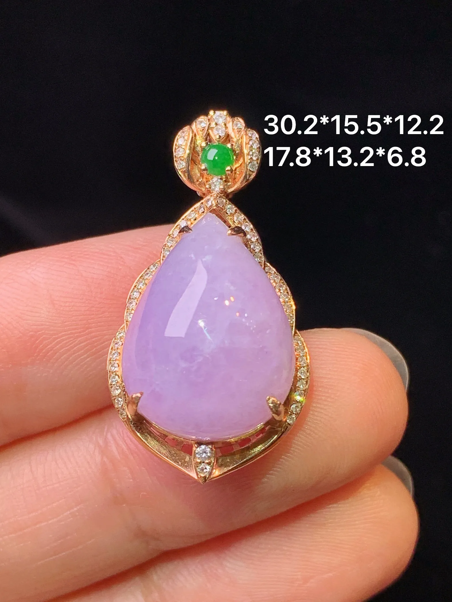 18k金钻镶嵌紫罗兰水滴吊坠 玉质细腻 色泽艳丽清新 整体尺寸30.2*15.5*12.2