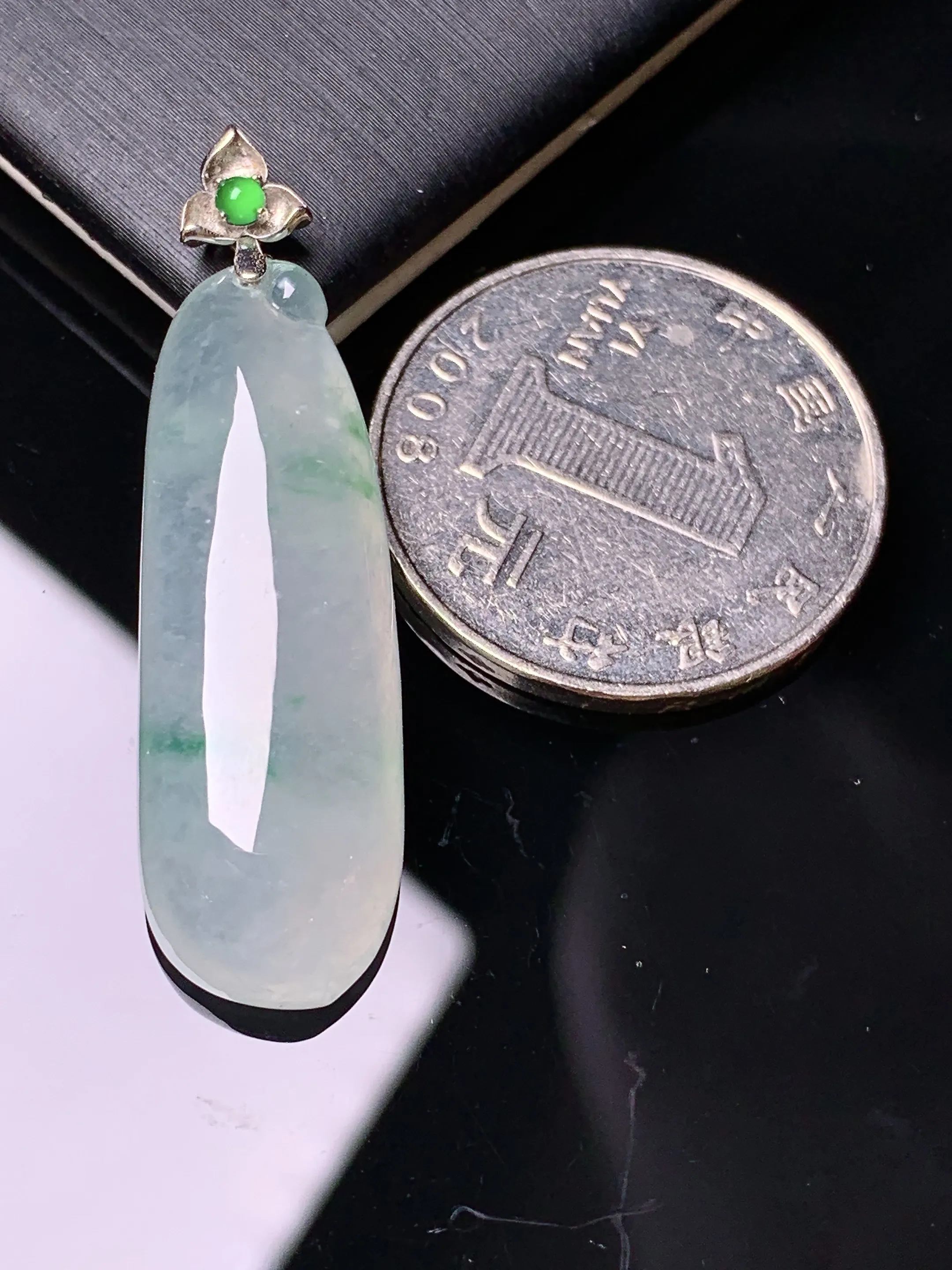 18k金镶嵌冰种飘绿福瓜吊坠 玉质细腻 色泽艳丽清新 整体尺寸40.2*11.6*7.6