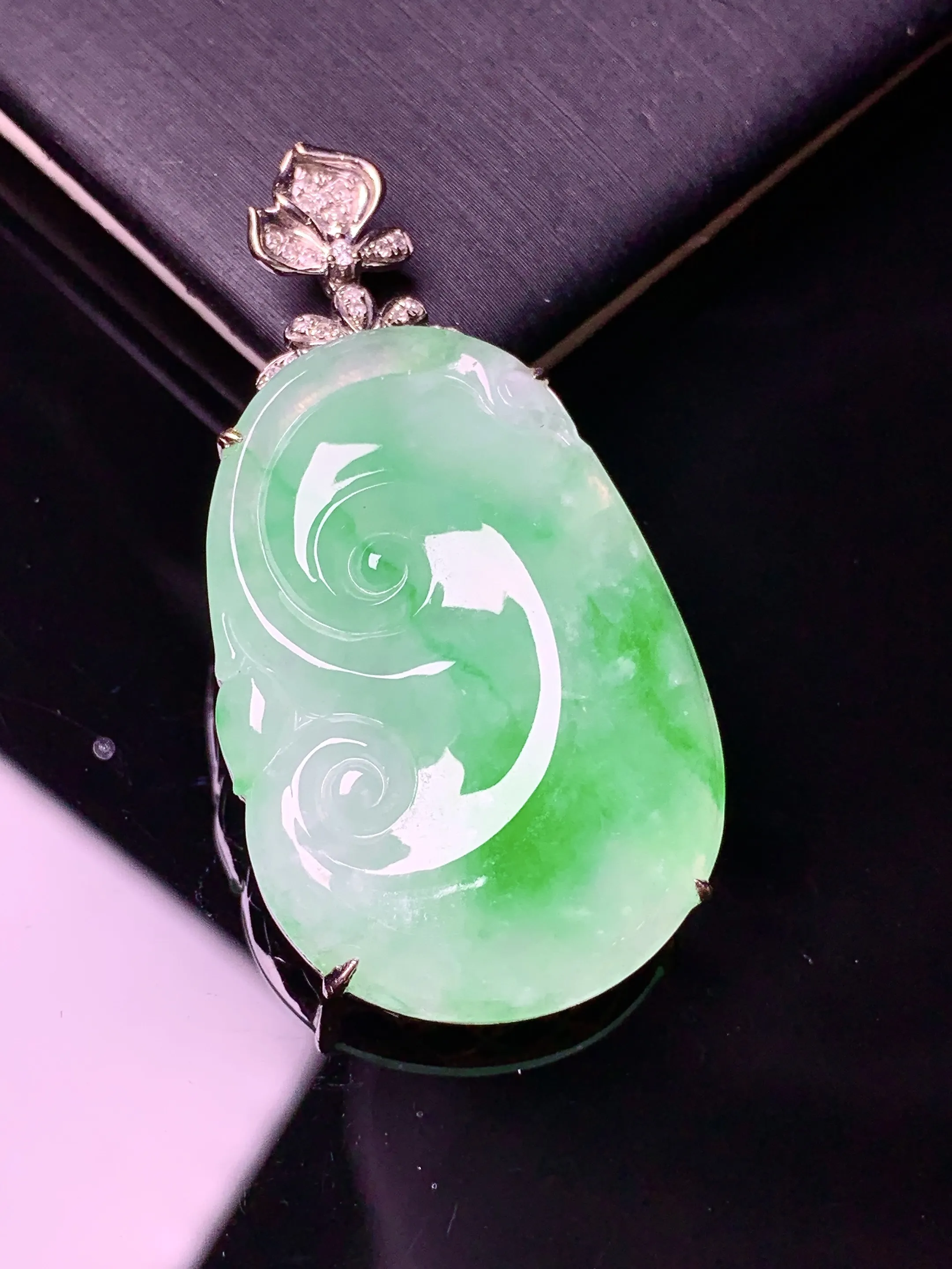 18k金钻镶嵌翠绿如意吊坠 玉质细腻 色泽艳丽清新 整体尺寸42.6*22.3*6