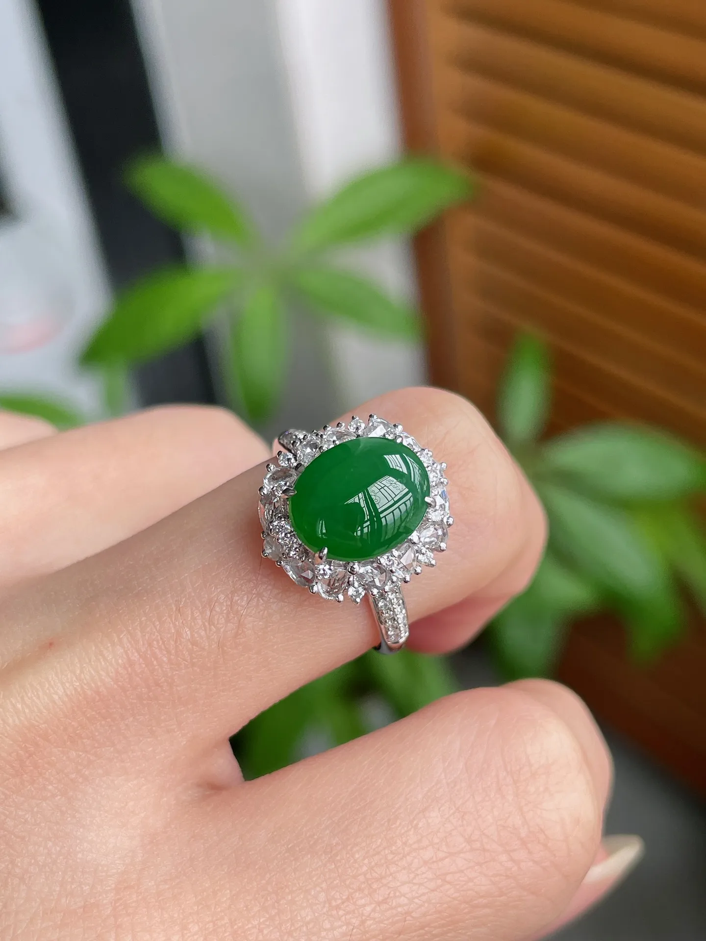 18k金钻豪镶冰绿蛋戒指
裸石10.2-8.3-3mm
S51