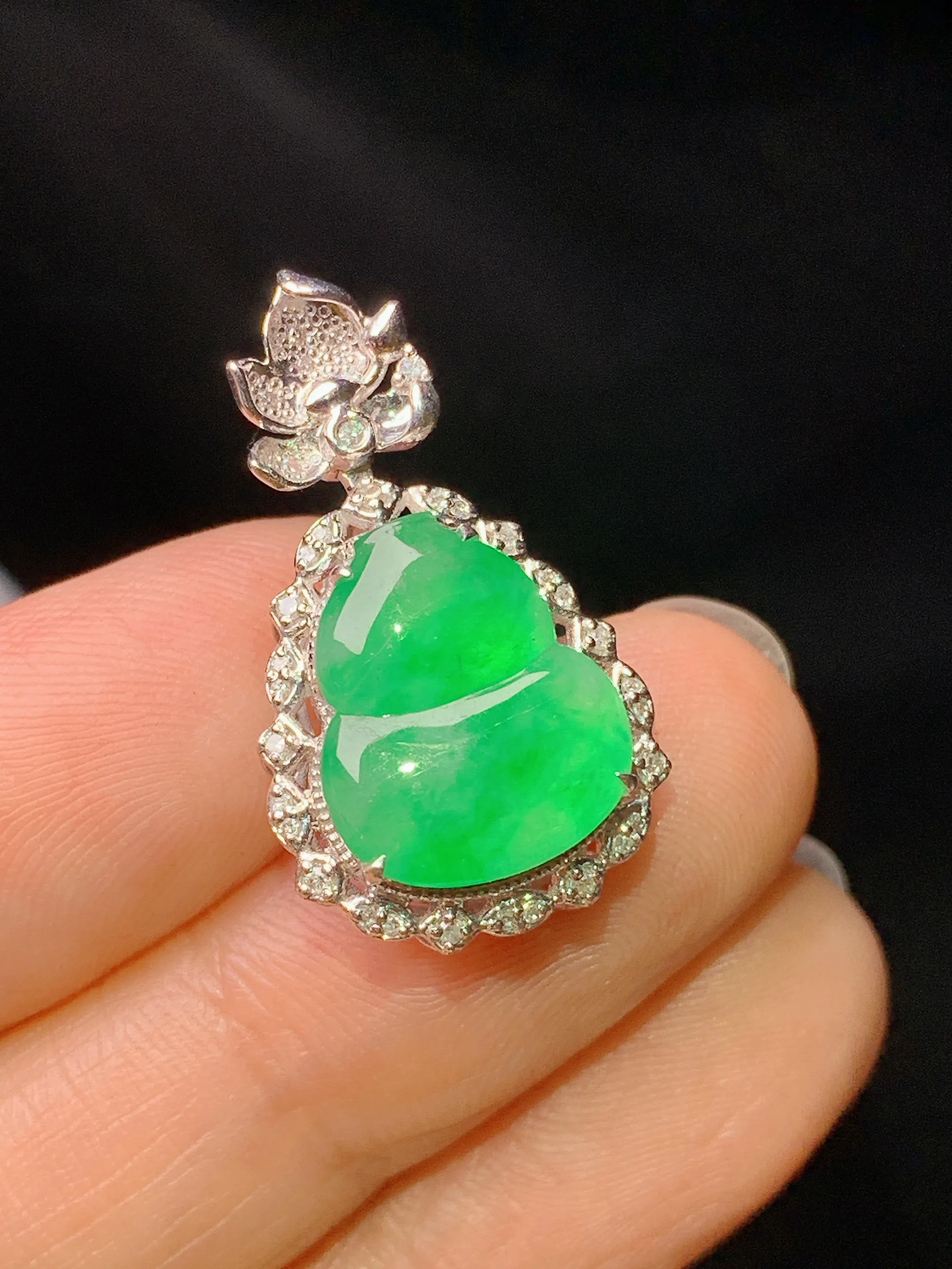 18k金钻镶嵌翠绿葫芦吊坠 玉质细腻 色泽艳丽清新 整体尺寸25.2*14.5*7.7