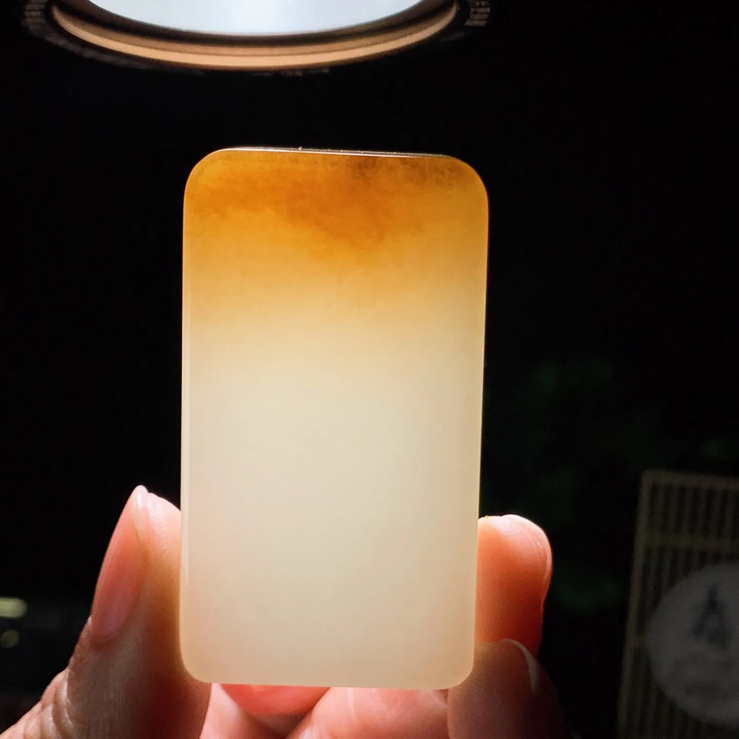 新疆和田玉白玉且末糖羊脂平安无事挂件 尺寸54/30/11重52.7克。玉质细腻油润。手推出油。佩戴高端典雅。lt260207