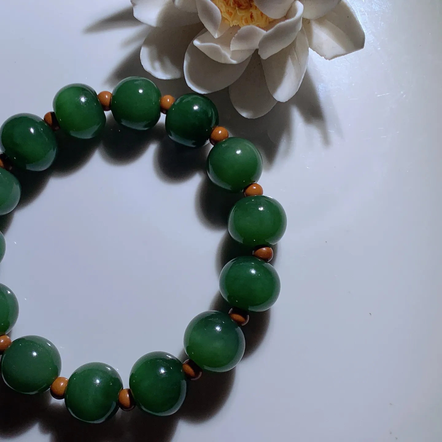 和田玉鲜阳绿俄罗斯碧玉苹果珠手串 单颗尺寸12/14重62克。玉质细腻油润。手推出油。佩戴高端典雅。lt260206