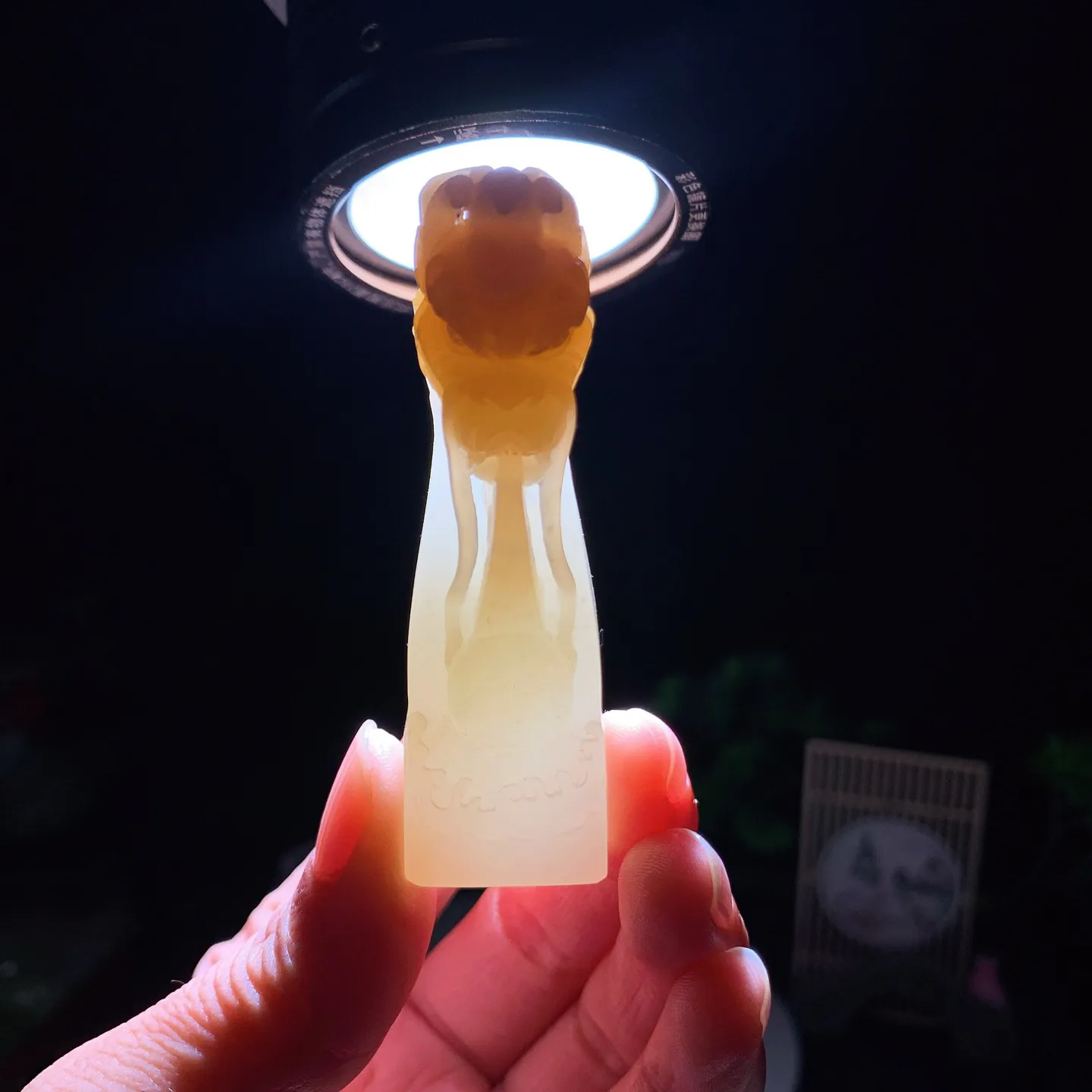 新疆和田玉羊脂白且末糖龙佑一方印章 尺寸69/20/20重55克。玉质细腻油润。手推出油。佩戴高端典雅。lt260207