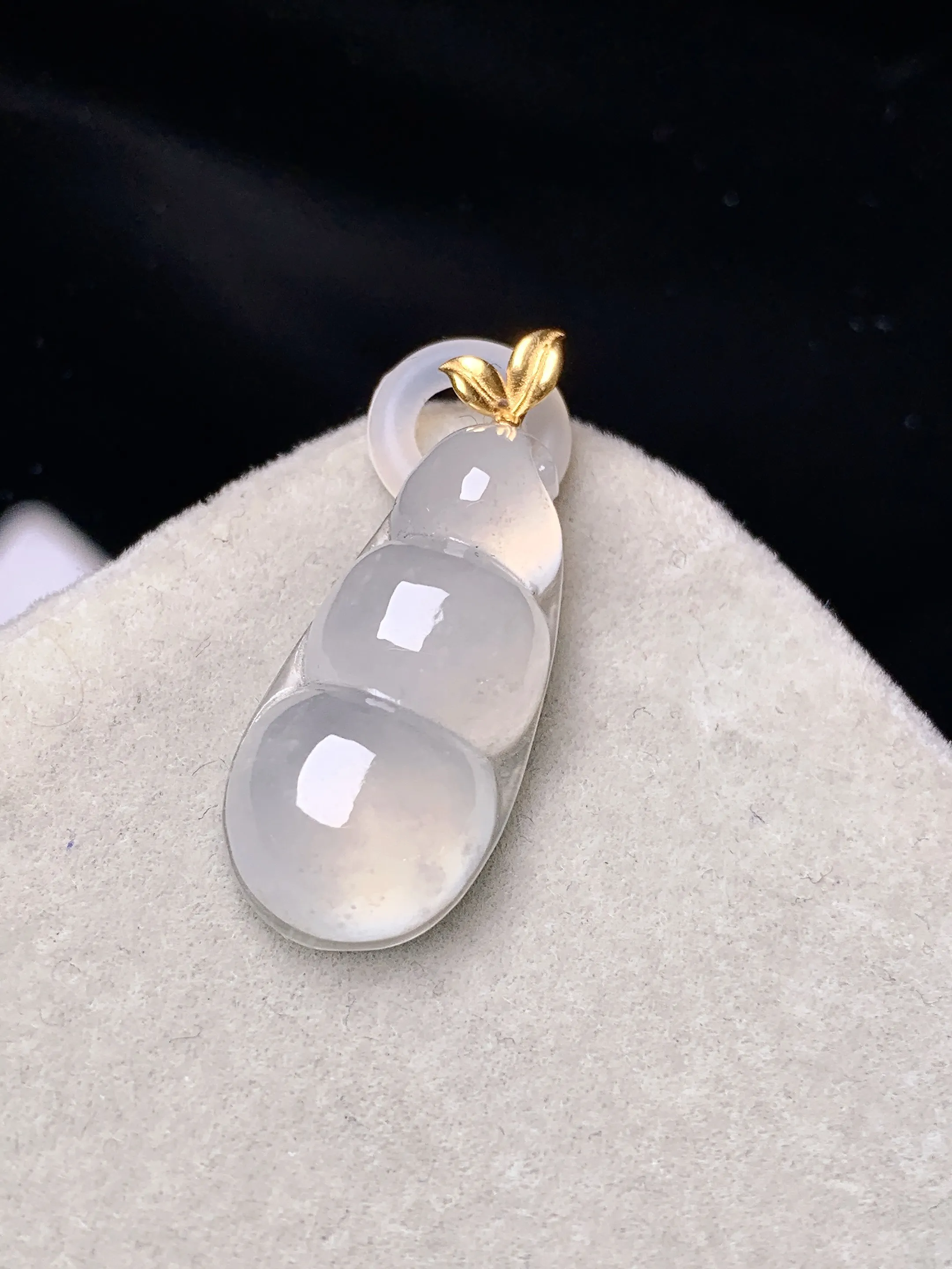 18k金镶嵌冰种四季豆吊坠 玉质细腻 色泽艳丽清新 整体尺寸28.8*11.3*6