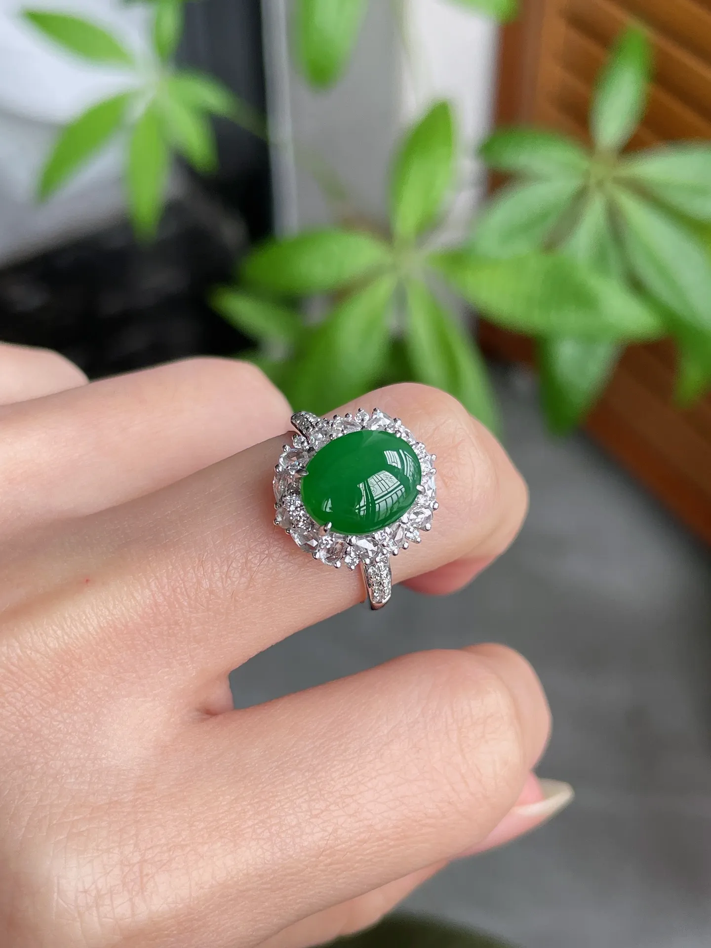 18k金钻豪镶冰绿蛋戒指
裸石10.2-8.3-3mm
S51