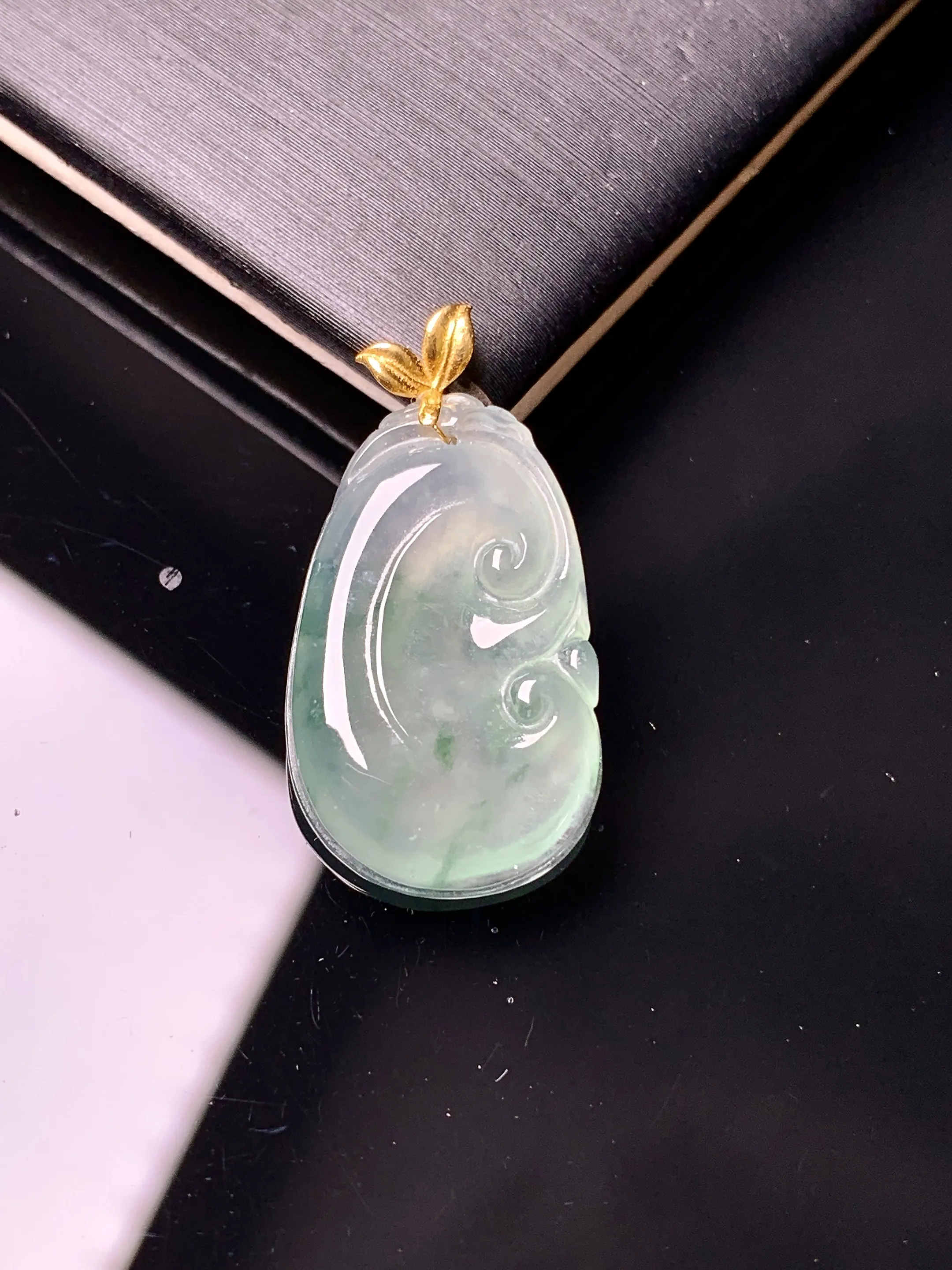 18k金镶嵌吊坠 玉质细腻 色泽艳丽清新 整体尺寸26.7*14.2*3.8