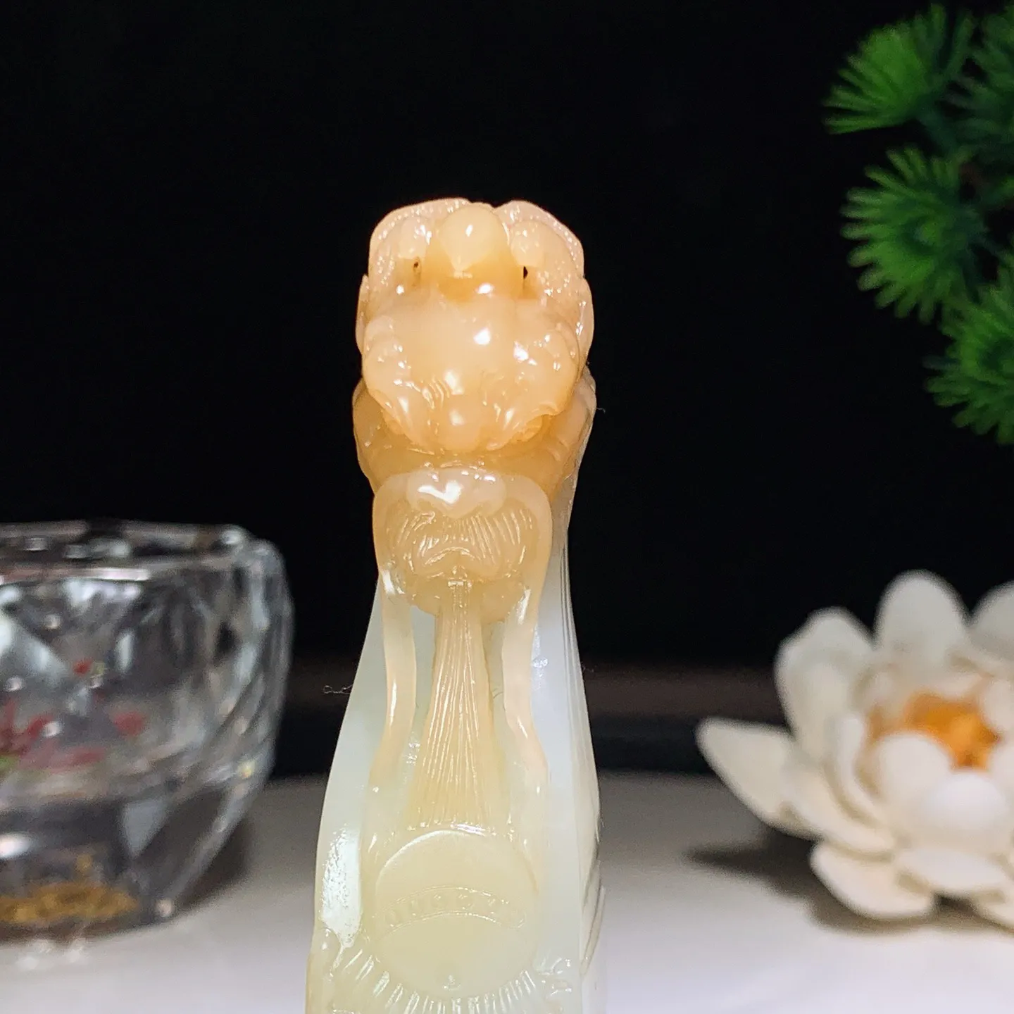 新疆和田玉羊脂白且末糖龙佑一方印章 尺寸69/20/20重55克。玉质细腻油润。手推出油。佩戴高端典雅。lt260207