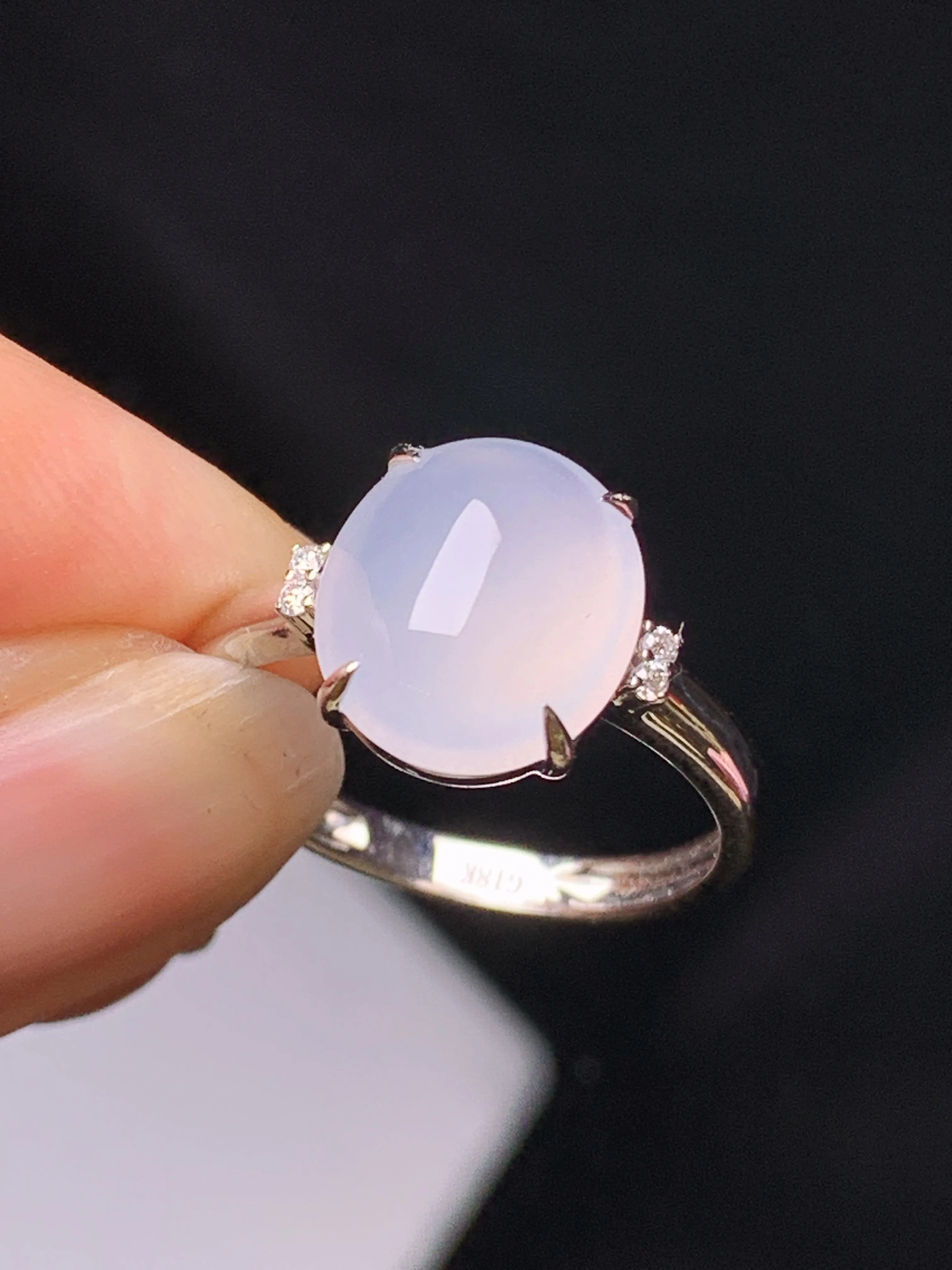 18k金钻镶嵌冰种蛋面戒指 玉质细腻 色泽艳丽清新 圈口14 整体尺寸11.5*9.6*6.3