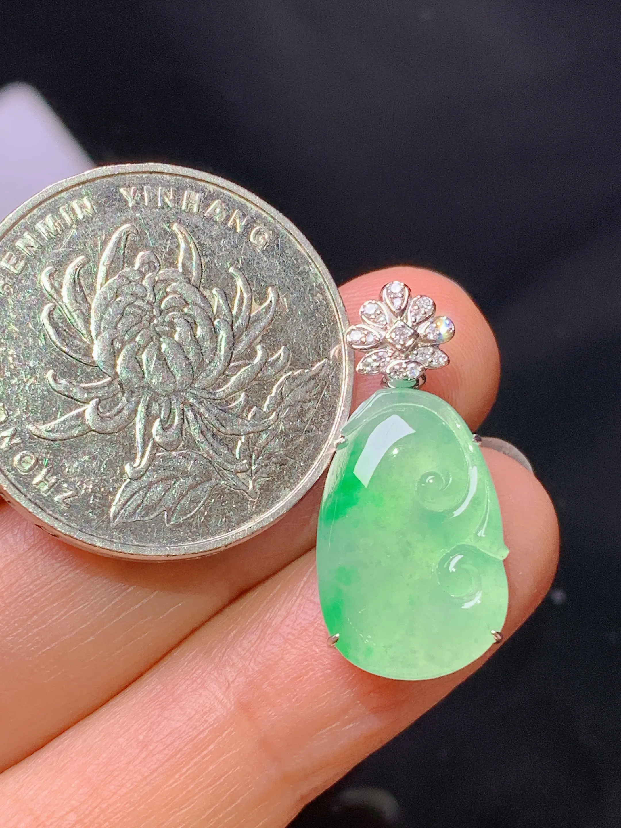 18k金钻镶嵌翠绿如意吊坠 玉质细腻 色泽艳丽清新 整体尺寸24.5*11.5*5.6