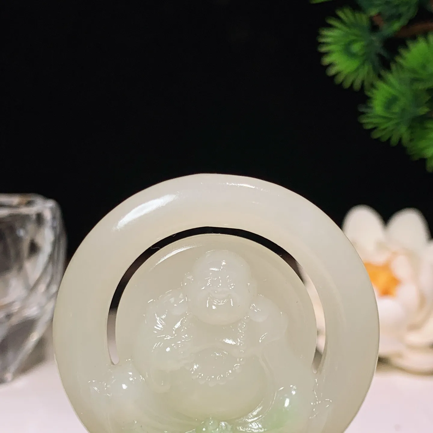 和田玉青海翠翠青佛引福来圆牌挂件 尺寸47/9重32克。玉质细腻油润。手推出油。佩戴高端典雅。lt260207