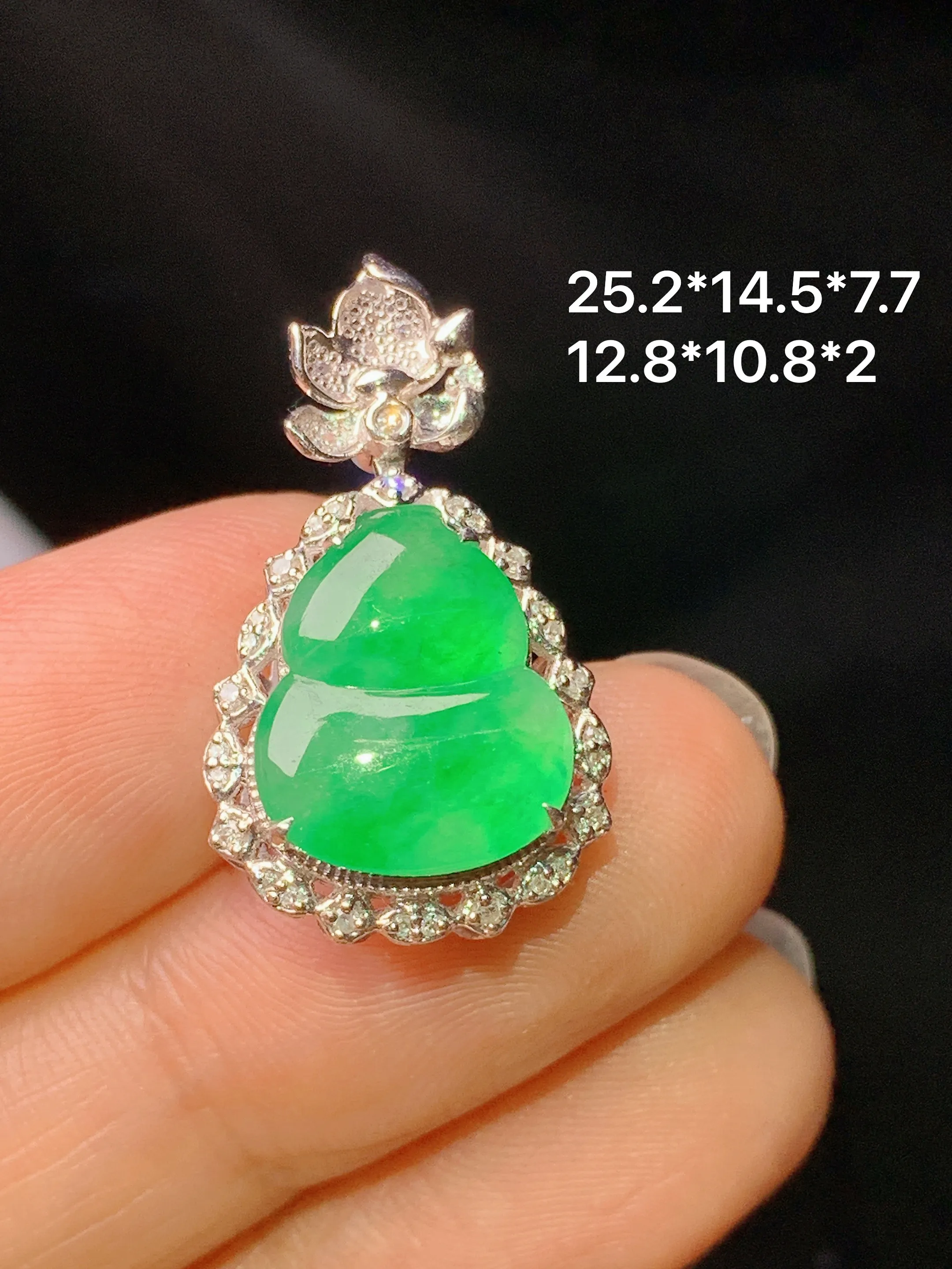 18k金钻镶嵌翠绿葫芦吊坠 玉质细腻 色泽艳丽清新 整体尺寸25.2*14.5*7.7