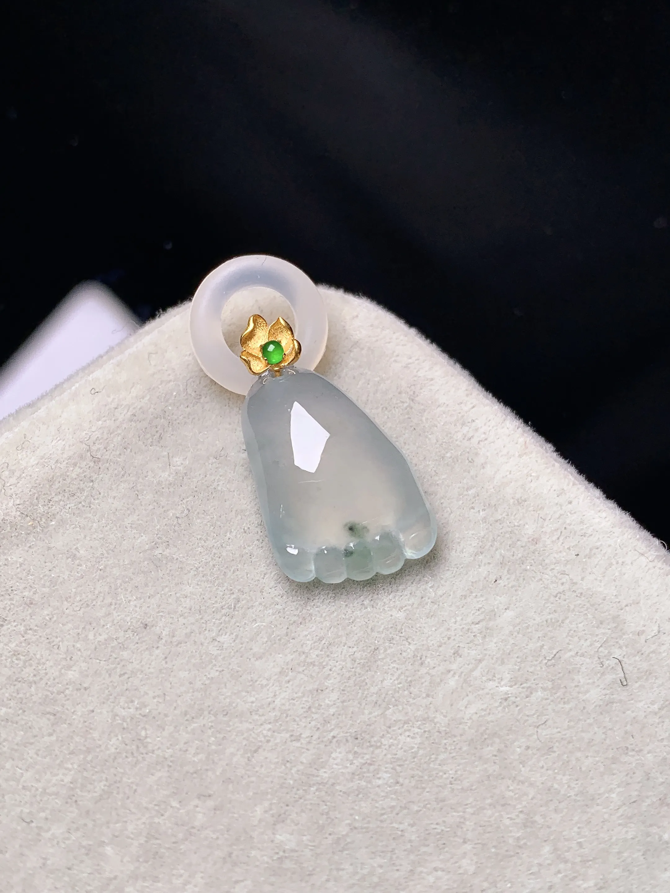 18k金镶嵌冰种小脚丫吊坠 玉质细腻 色泽艳丽清新 整体尺寸18.3*18*4.8