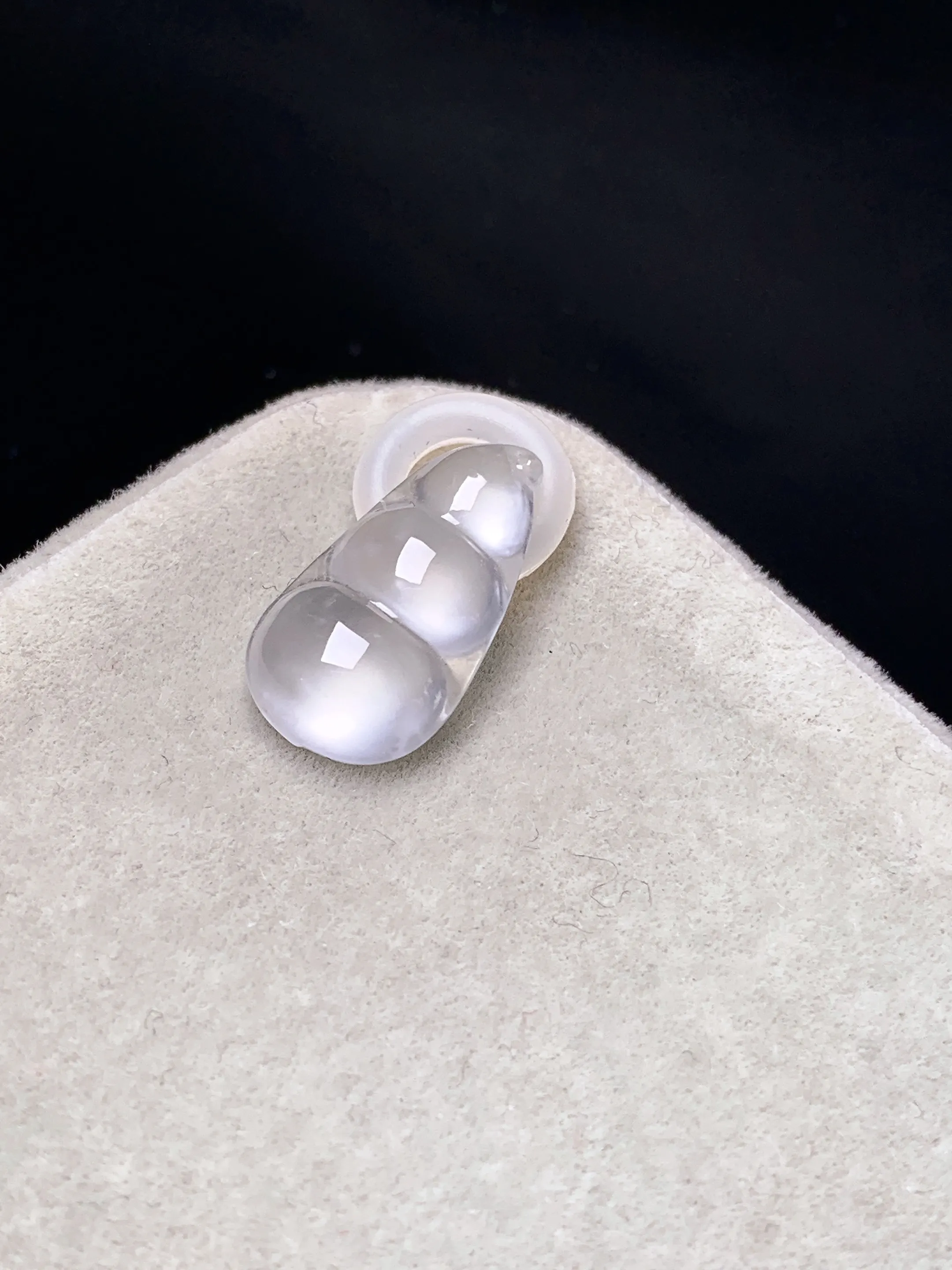 冰种四季豆吊坠 玉质细腻 色泽艳丽清新 整体尺寸15.2*8.3*4