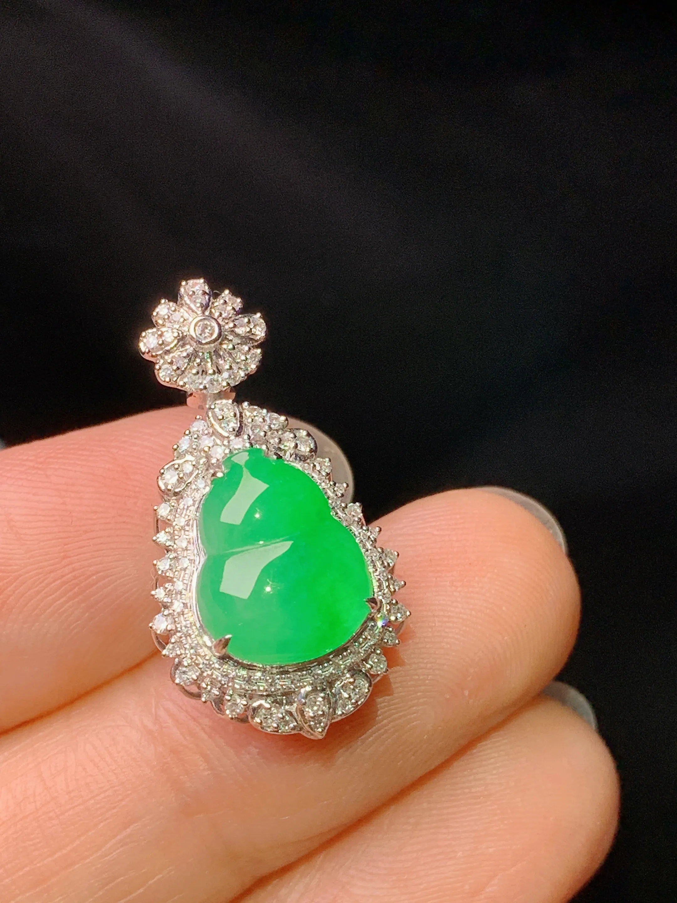 18k金钻镶嵌翠绿葫芦吊坠 玉质细腻 色泽艳丽清新 整体尺寸24.8*13.3*10.2