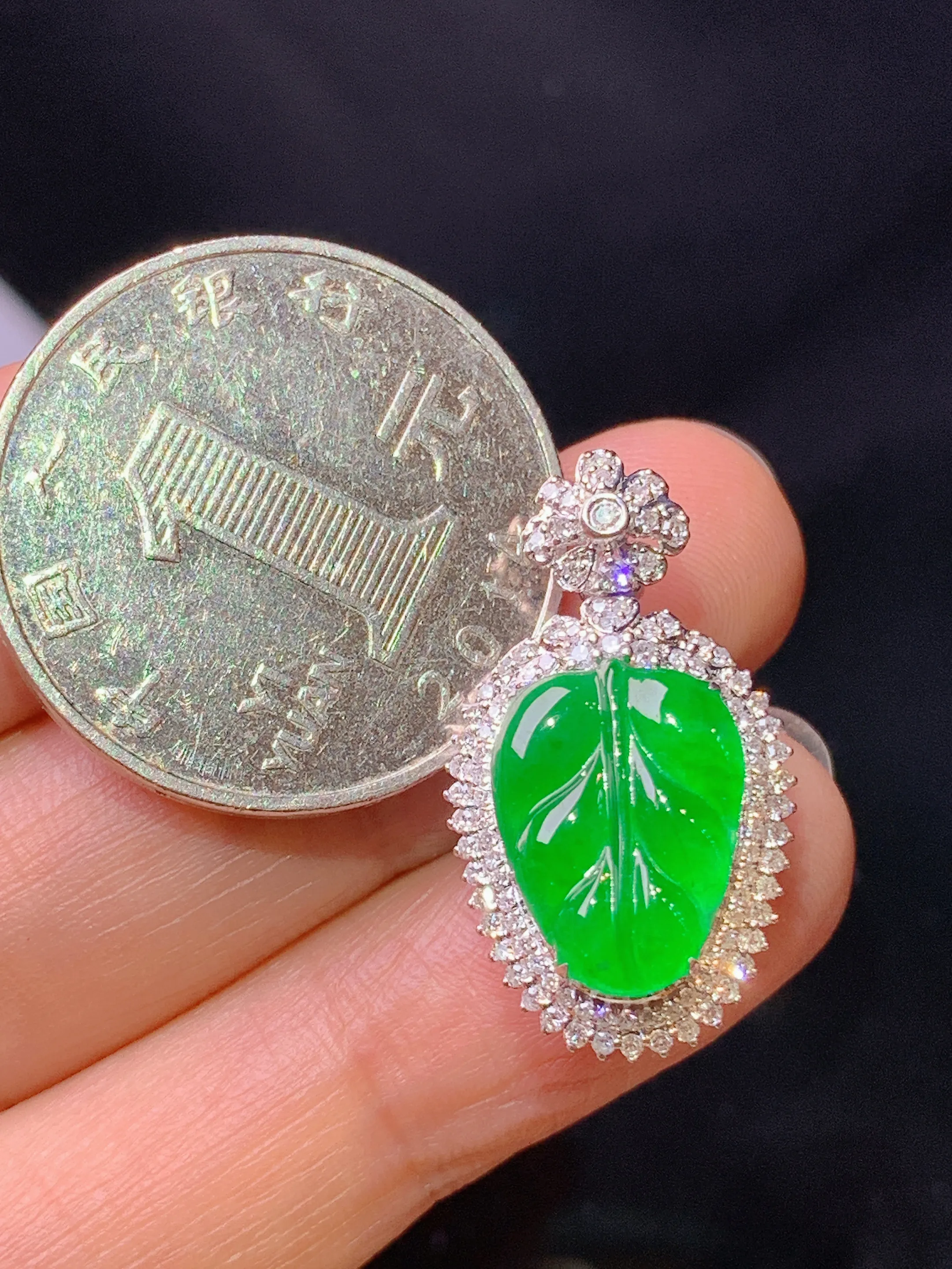 18k金钻镶嵌满绿树叶吊坠 玉质细腻 色泽艳丽清新 整体尺寸25.5*14.3*8.8