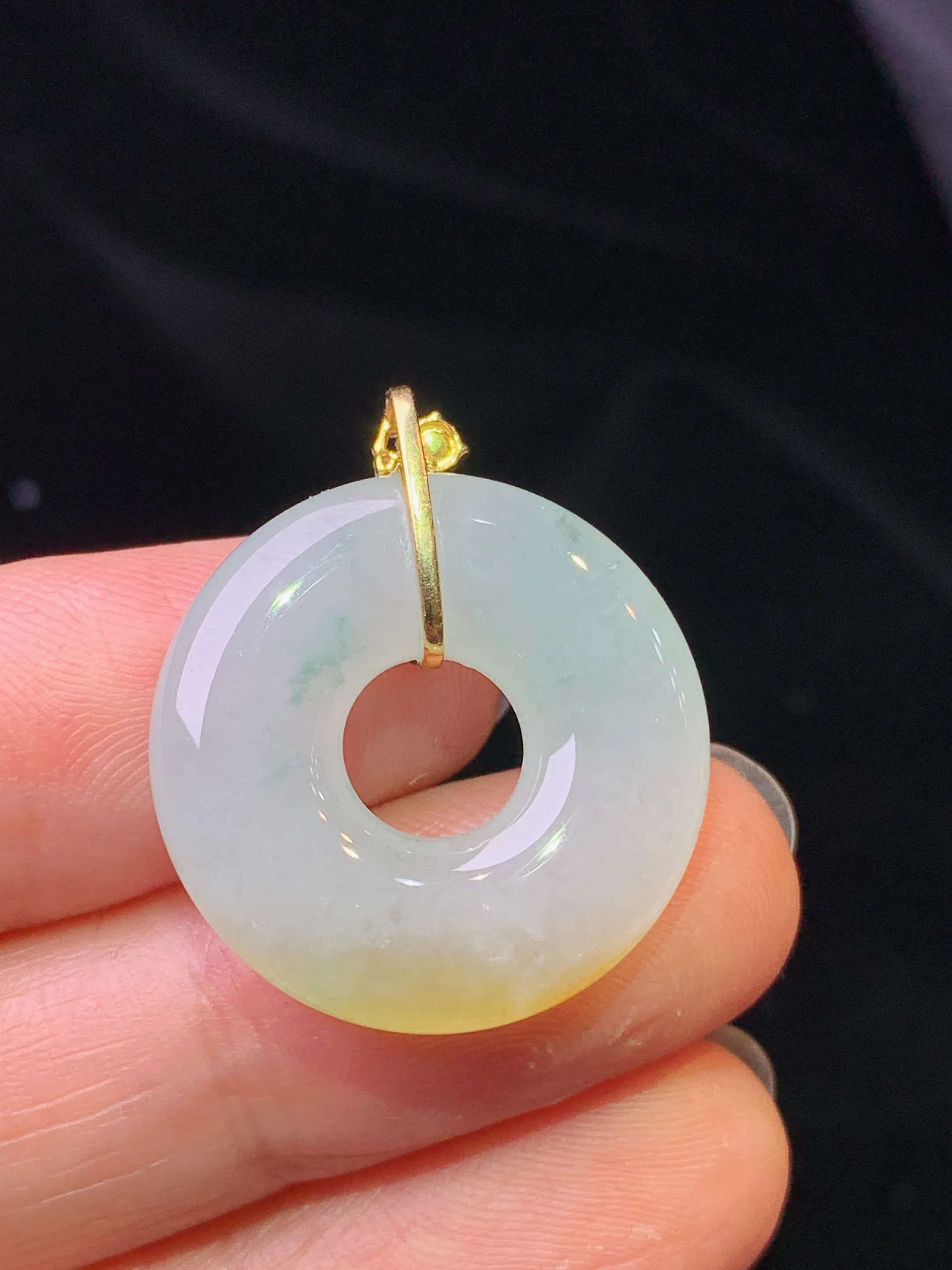 18k金钻镶嵌飘黄翡平安环吊坠 玉质细腻 色泽艳丽清新 整体尺寸26*22*5