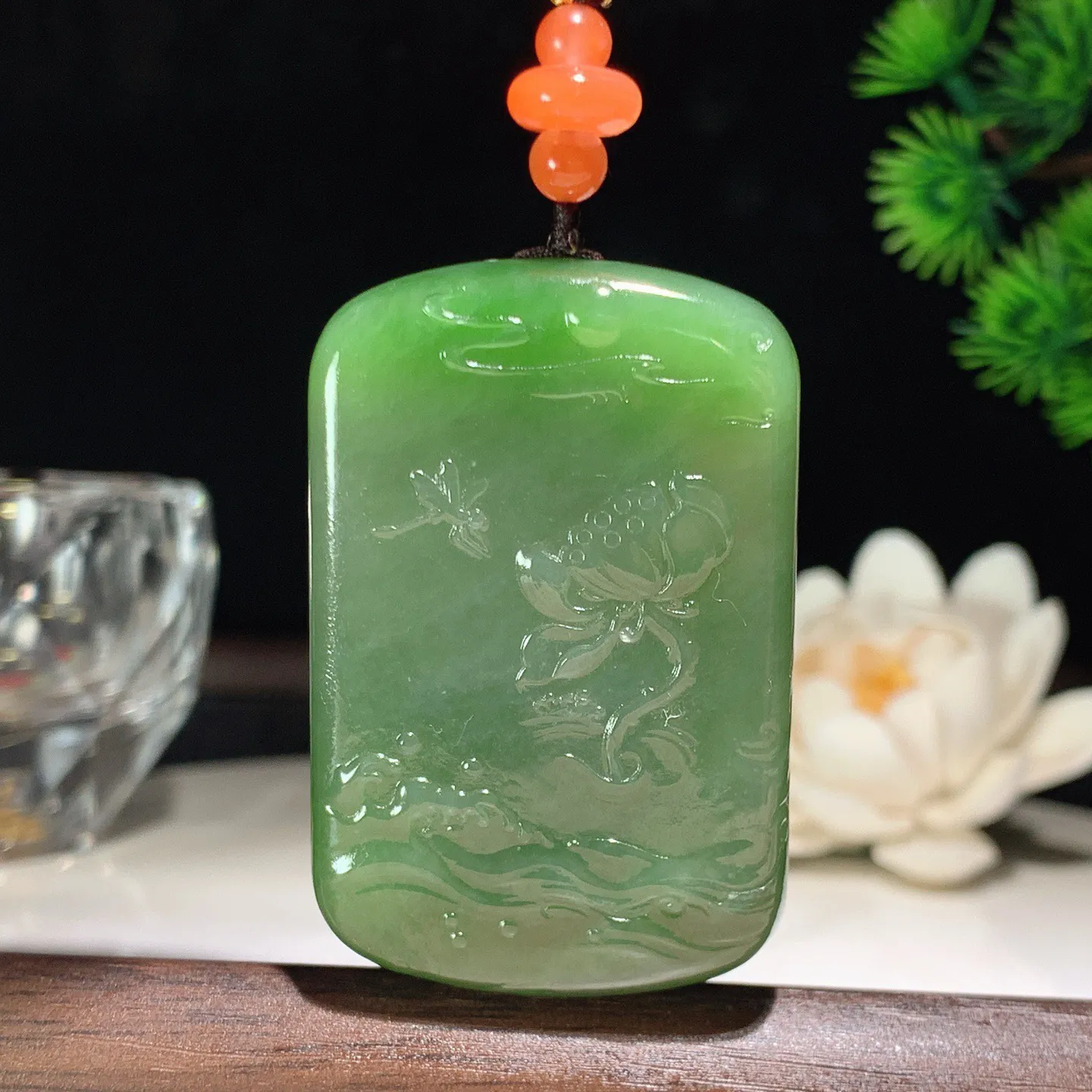 和田玉阳绿俄罗斯碧玉观音挂件。尺寸52/34/12重55.5克。玉质细腻油润。手推出油。佩戴高端典雅。lt260206