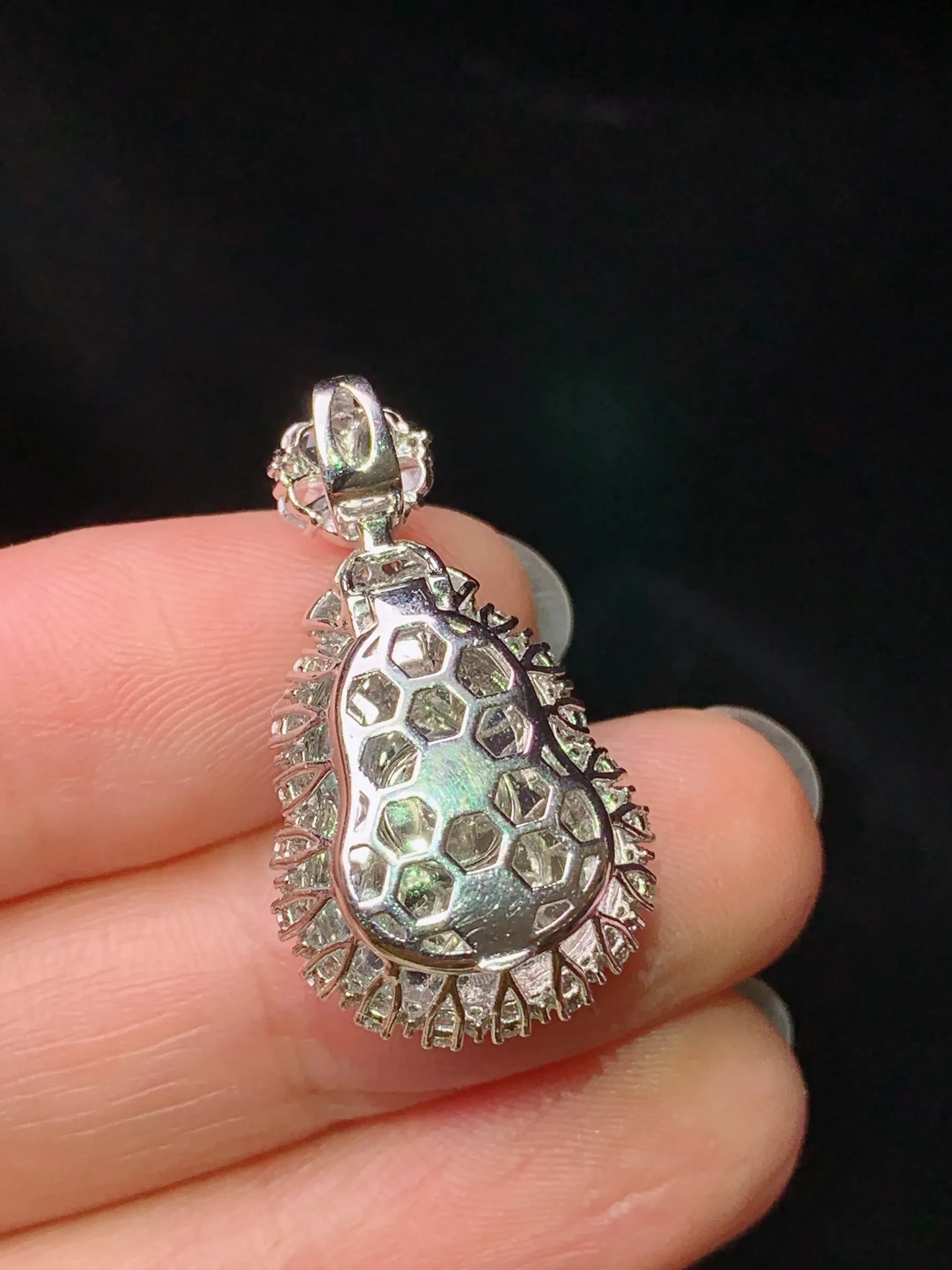 18k金钻镶嵌满绿葫芦吊坠 玉质细腻 色泽艳丽清新 整体尺寸28.3*15.8*11.6