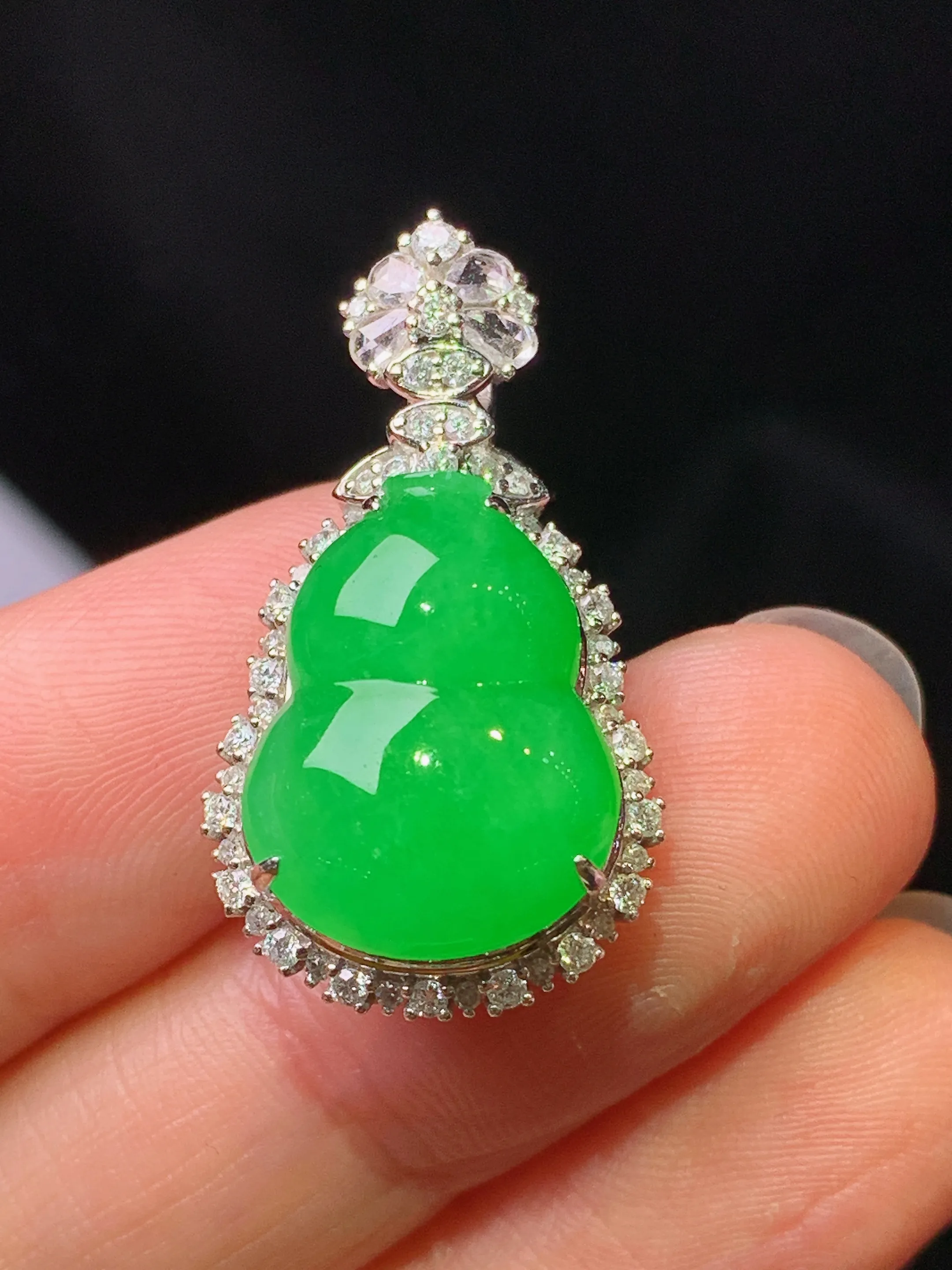 18k金钻镶嵌满绿葫芦吊坠 玉质细腻 色泽艳丽清新 整体尺寸28.3*15.8*11.6