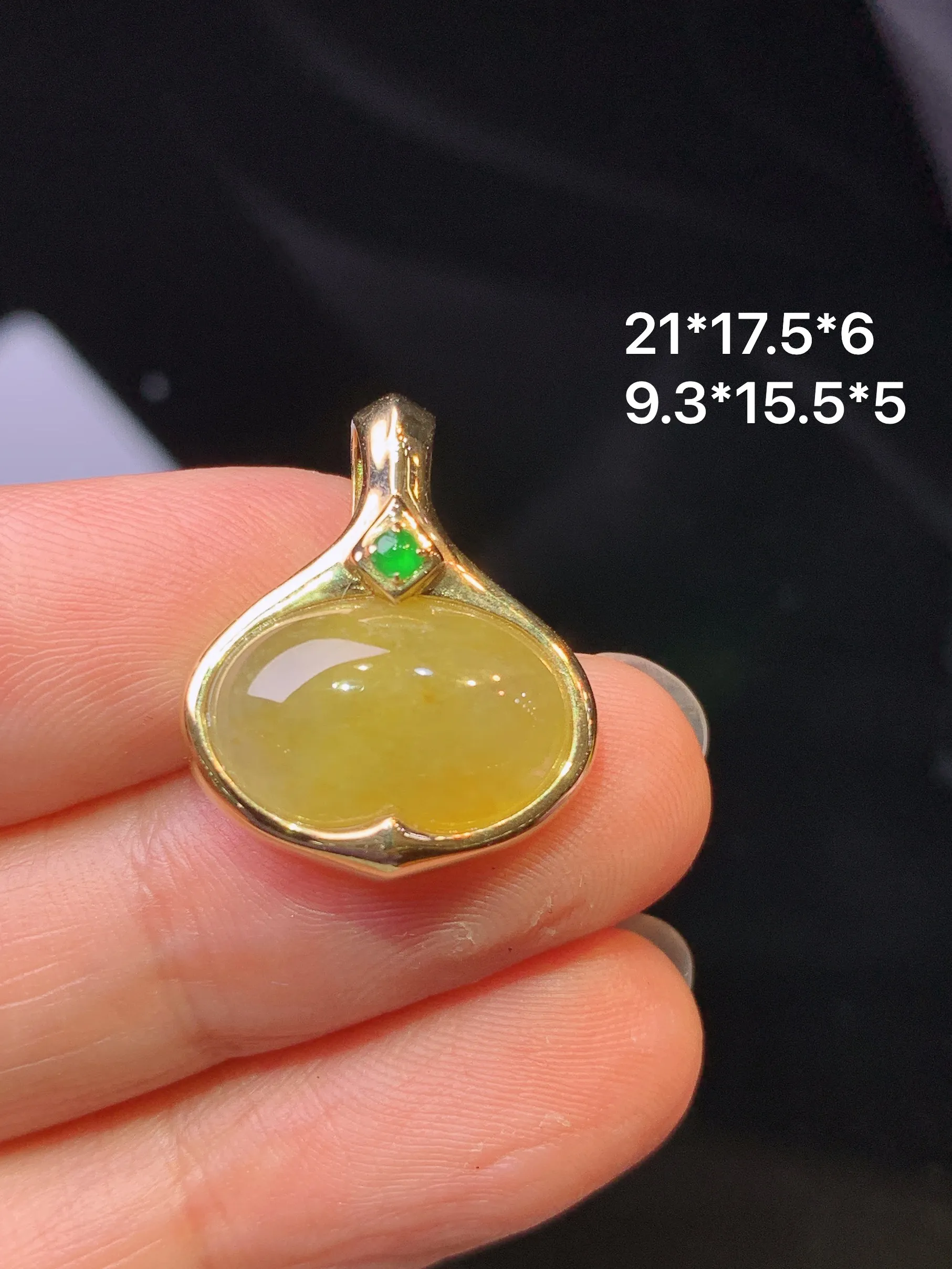 18k金黄翡心形蛋面镶嵌吊坠 玉质细腻 色泽艳丽清新 整体尺寸21*17.5*6